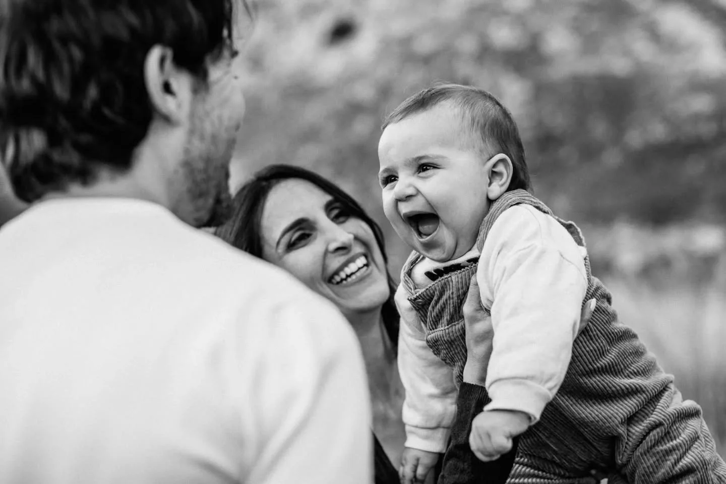 Ti ricorderai di come ti tirava i capelli?

Pensi di s&igrave;. Le faccine che faceva quando era curioso? Il suo sorriso con la fossetta? La pelle morbida dei suoi piedini che non hanno ancora fatto i primi passi?

Il tempo &egrave; un ladro.
E ti ru
