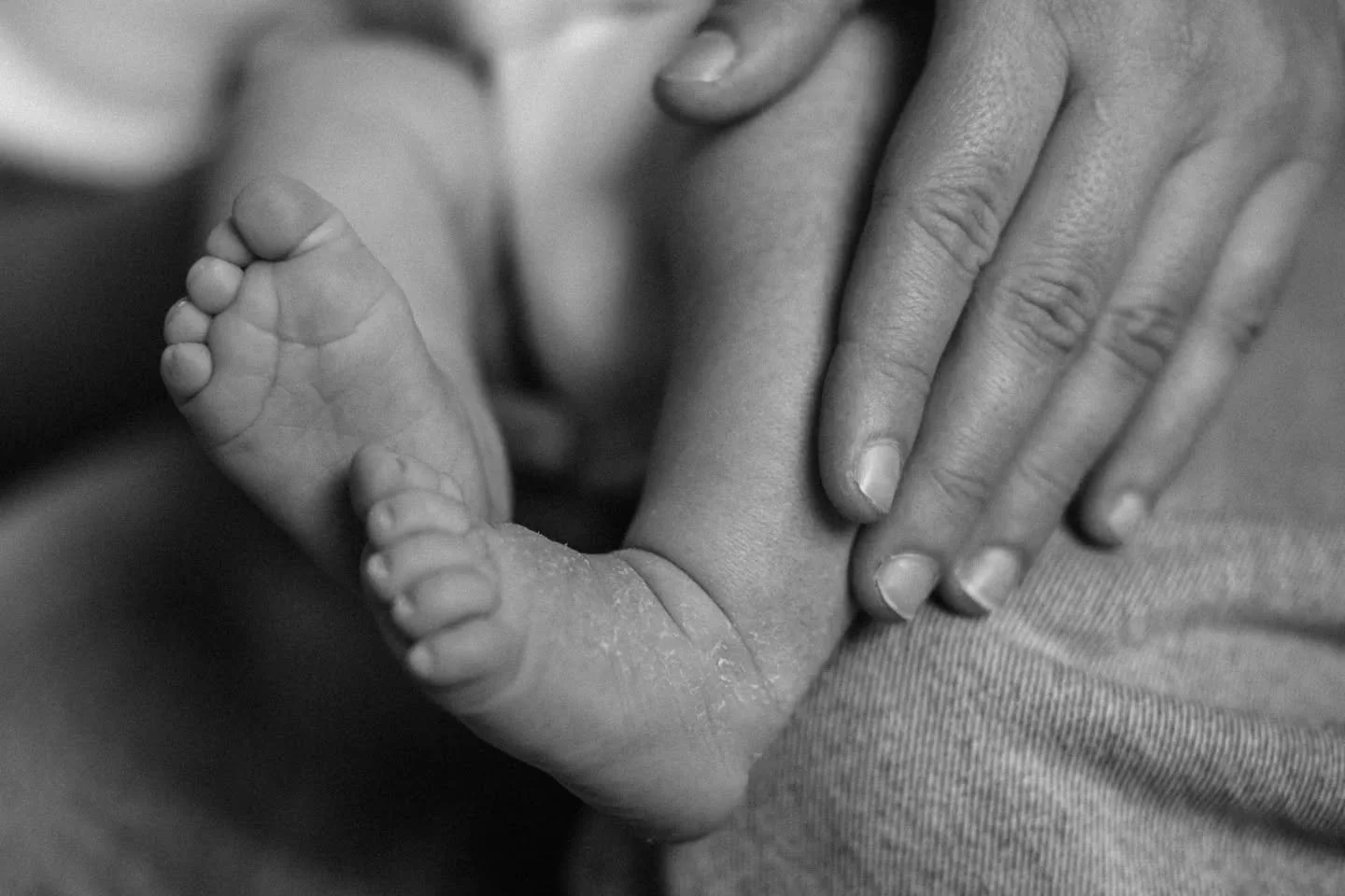 Cosa &egrave; speciale per te, cosa vuoi ricordare, ti chiedo.

Quanto sono piccoli, queste mani e piedini, il ciuffo di capelli, come sbadigla, come dorme tra le mie mani, calda e tutta mia. Tutto, voglio ricordare tutto.

Baby M, 2 settimane 🤍

Se