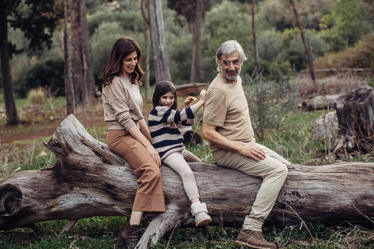 Una passeggiata su Monte Pellegrino, giocando ed esplorando l'erba alta, le rocce e tronchi degli alberi. 
Voi cos&iacute; come siete, nei piccoli gesti, nelle risate, negli abbracci stretti. 

Ritratti e ricordi di famiglia. 
Senza pose, senza &quot