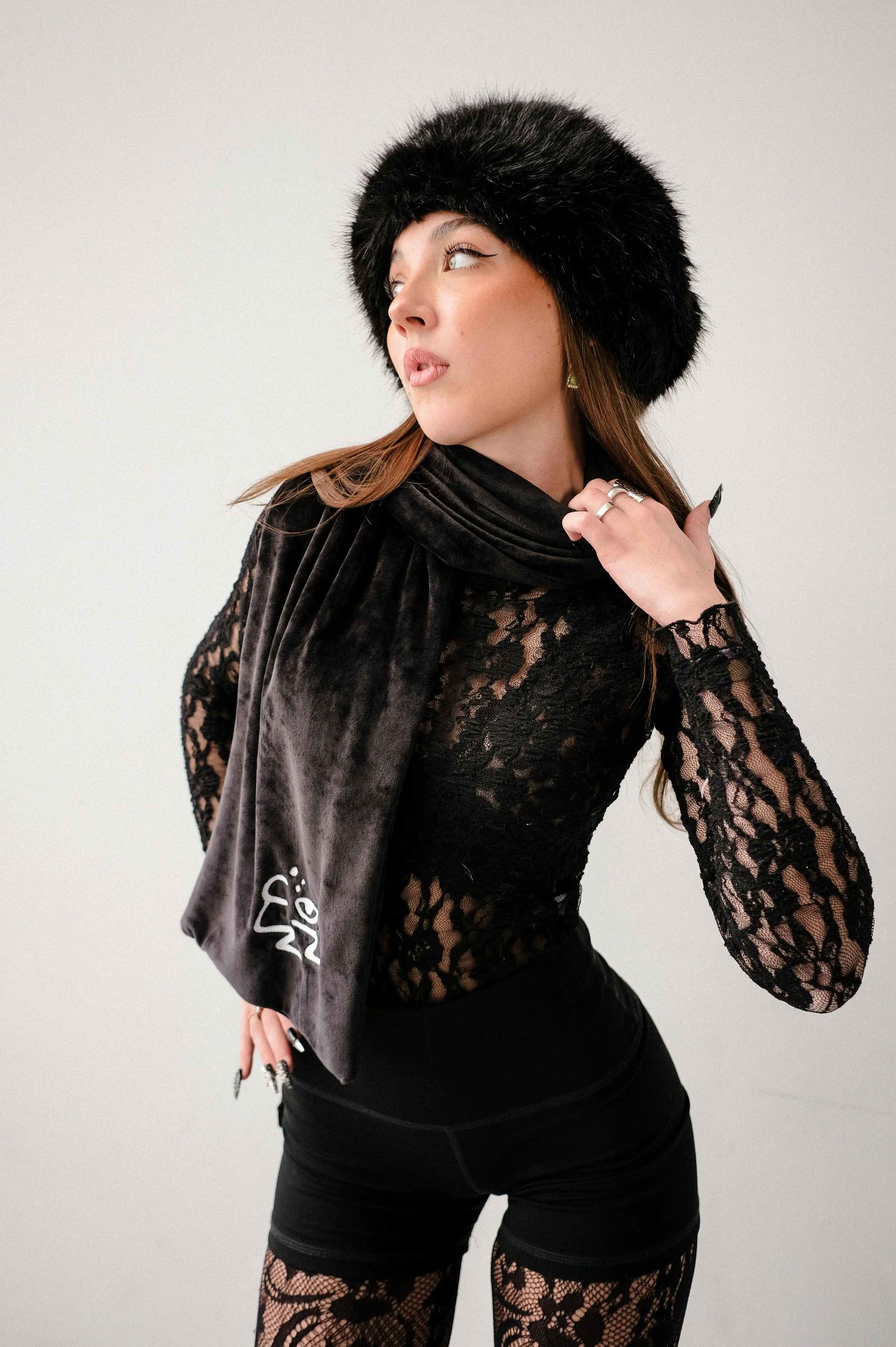 Écharpe velours noir brodé