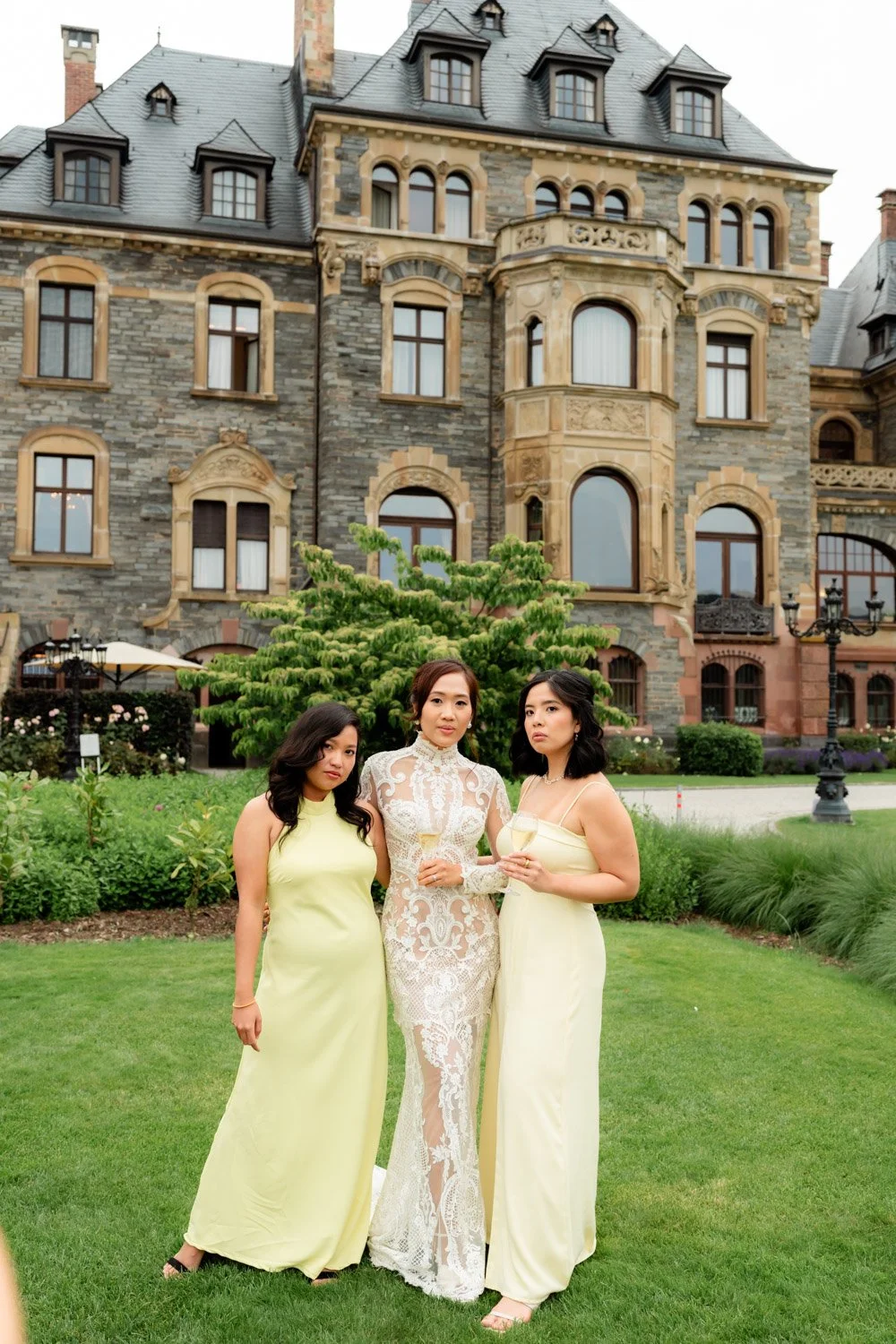 Photo with Bridesmaids Schloss Lieser