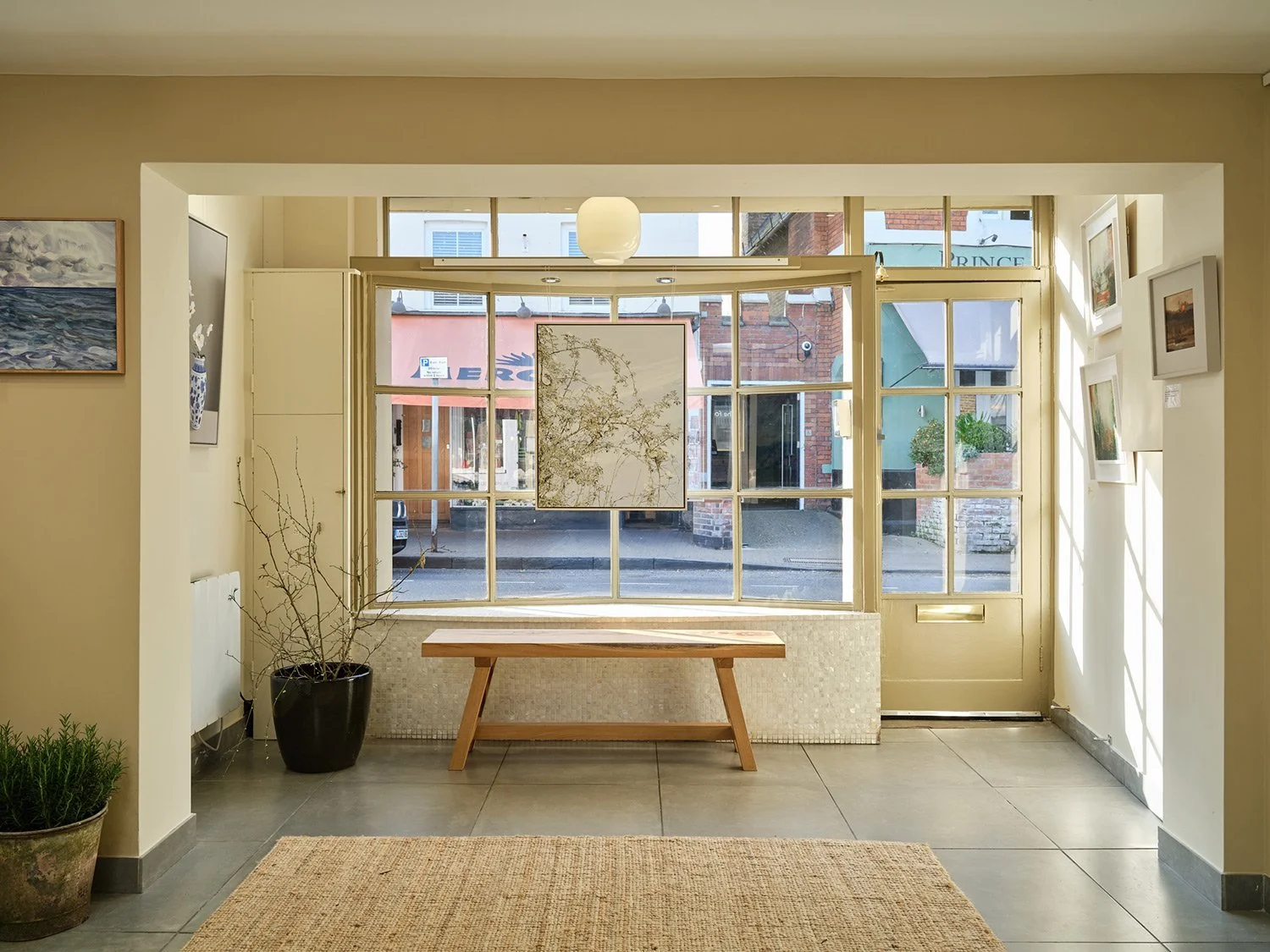 art-buyer-gallery-entrance-inside.jpg