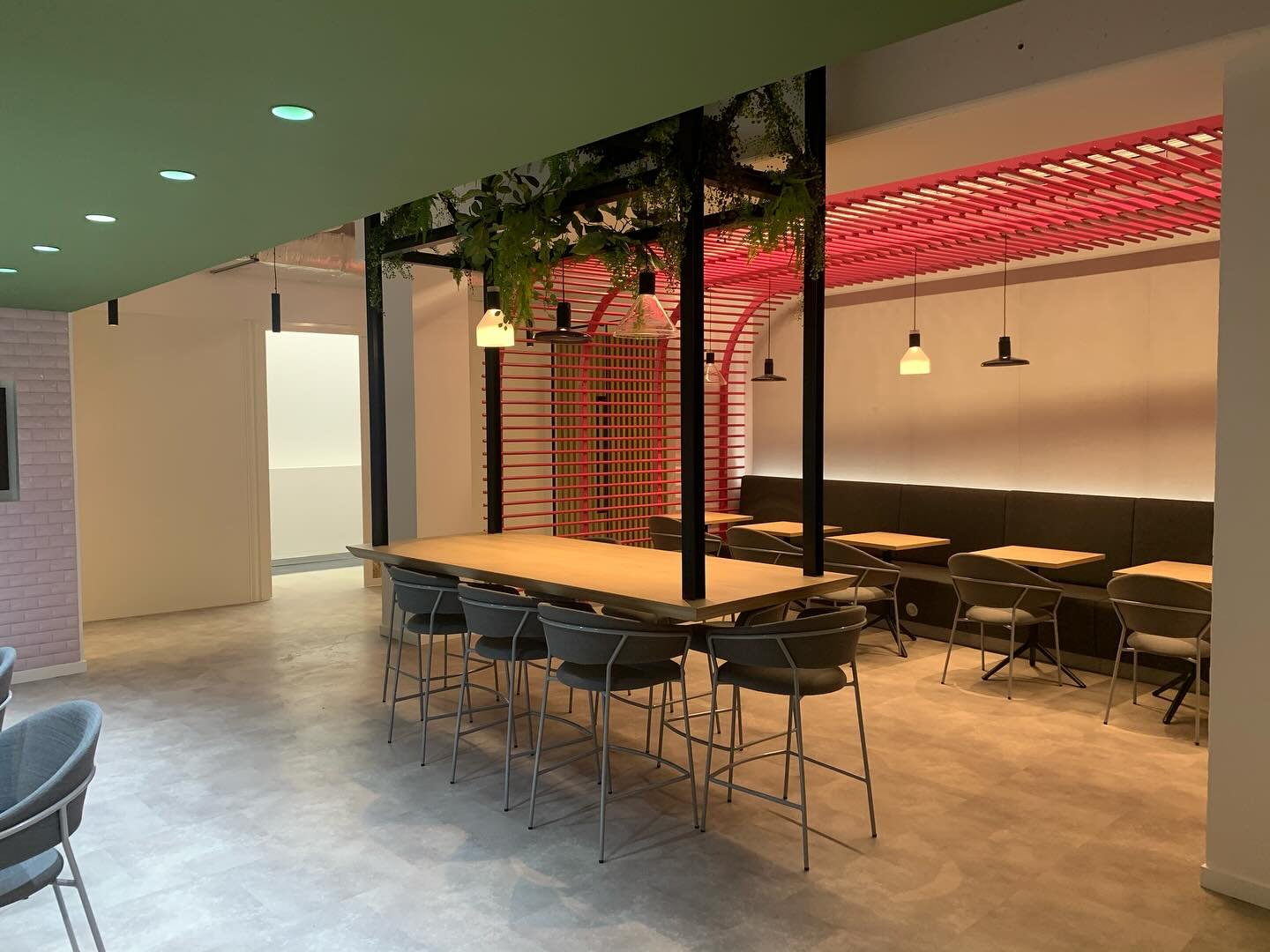 Projet Murex :
Nous avons accompagn&eacute; Tetris en pilotant le chantier d&rsquo;am&eacute;nagement, en partant de z&eacute;ro, pour transformer des espaces en une caf&eacute;t&eacute;ria, une zone de d&eacute;tente et un accueil.
En seulement cinq