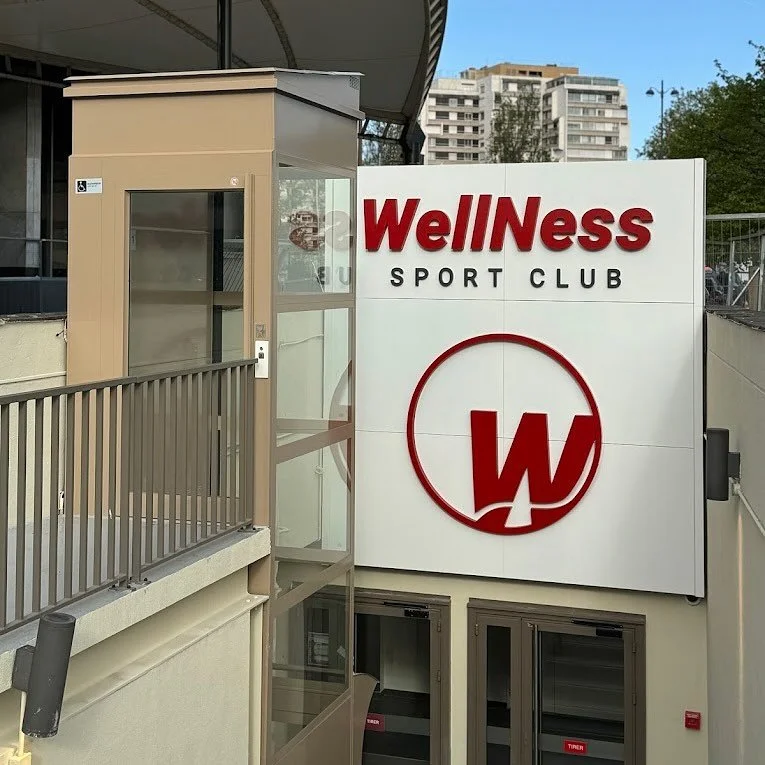 Wellness &ndash; Un espace sportif d&rsquo;exception

R&eacute;alisation d&rsquo;un espace Wellness de 2 300 m&sup2;, situ&eacute; au pied de l&rsquo;Hyatt Regency Paris &Eacute;toile &agrave; Porte des Ternes. Con&ccedil;u selon la charte graphique 