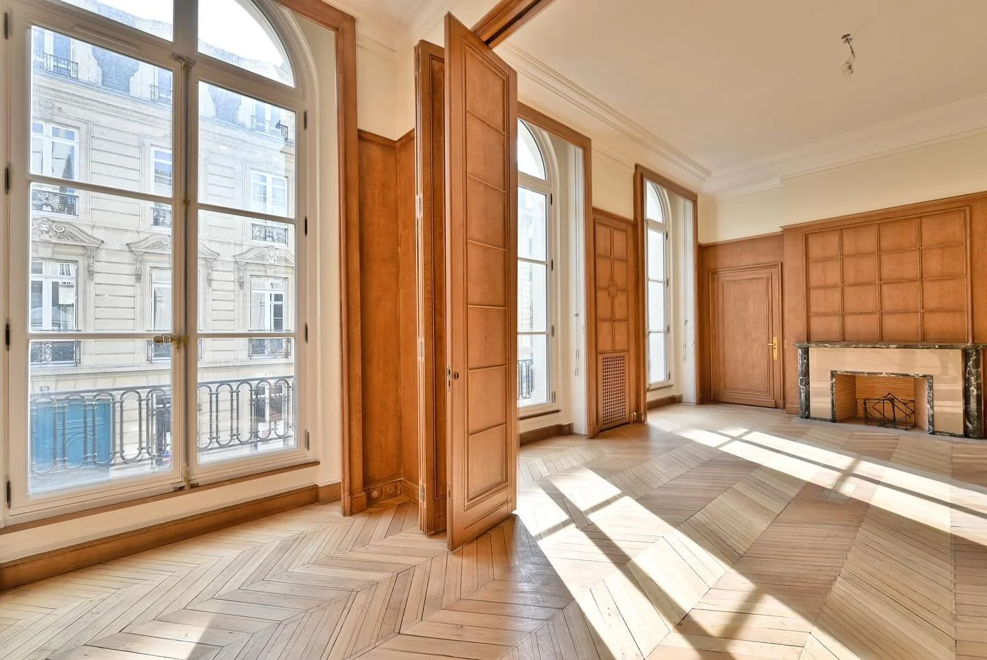 Projet I&eacute;na : 
R&eacute;novation d&rsquo;un h&ocirc;tel particulier au c&oelig;ur de Paris pour le compte d&rsquo;un propri&eacute;taire.
Sur 680 m&sup2;, cet &eacute;difice embl&eacute;matique de l&rsquo;architecture parisienne a &eacute;t&ea