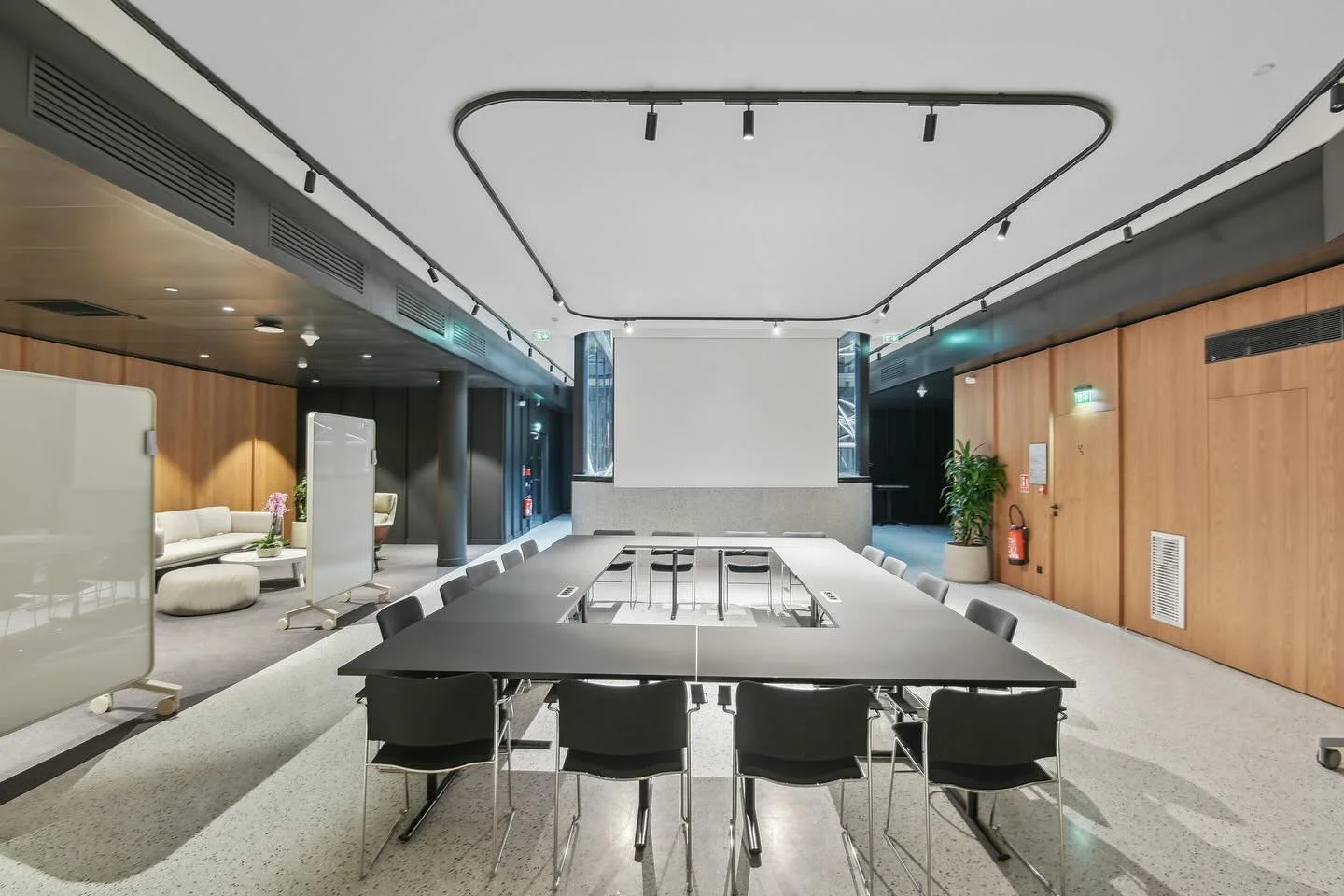 Projet Analysis Groupe :
Nous avons accompagn&eacute; Tetris dans l&rsquo;am&eacute;nagement de cet espace de 1 600 m&sup2; r&eacute;parti sur six niveaux, r&eacute;alis&eacute; en seulement six mois.
Ce projet allie ergonomie, modernit&eacute; et op