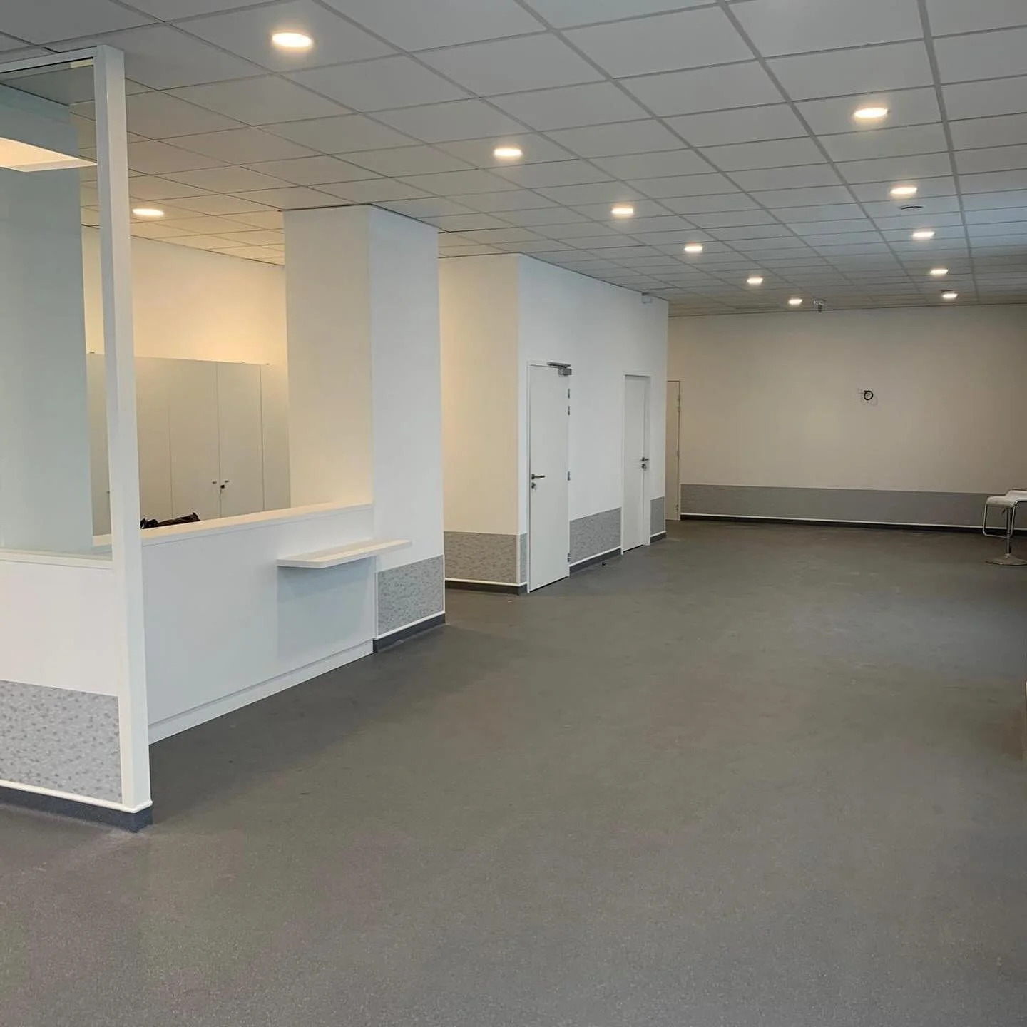 Projet Brest : Cr&eacute;ation d&rsquo;un dispensaire animalier pour la FAA.
En seulement deux mois et demi, nous avons con&ccedil;u et r&eacute;alis&eacute; un dispensaire d&eacute;di&eacute; aux soins des animaux, alliant fonctionnalit&eacute; et b