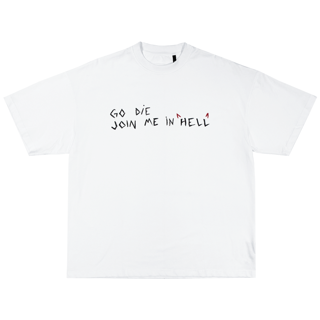 Hvitt T-skjorte med svart skrift som sier 'Go die join me in hell', med to røde piler og horn tegnet over bokstavene 'A' i ordet 'hell'.
