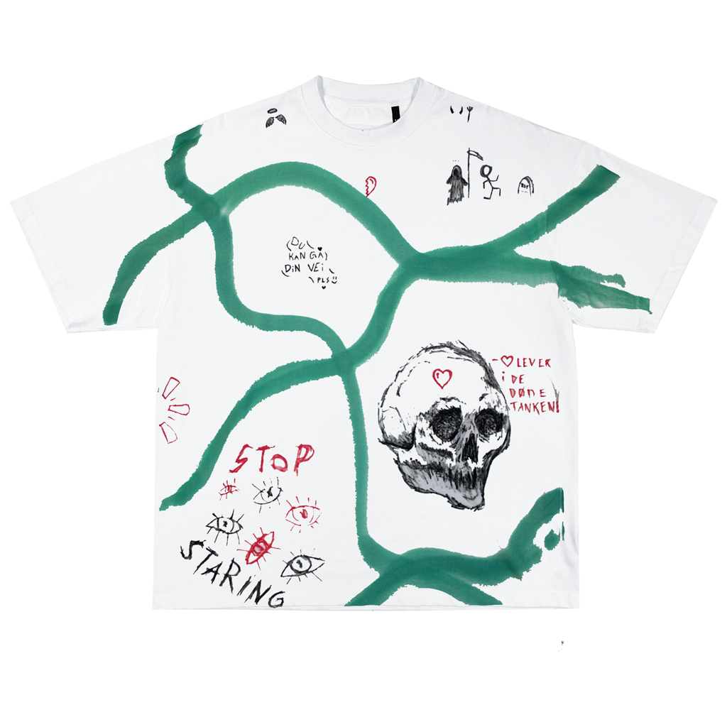 Hvitt T-skjorte med grønne, oppmotede veier, skrift, tegninger av øyne, et menneske med speiderstang, en skalle med hjerte, og små tegninger av mennesker. Tekst inkluderer ord som «STOP», «STARTING», «DU KAN GÅ DIN VEI», og «ELVER I DØDE TANKEN».