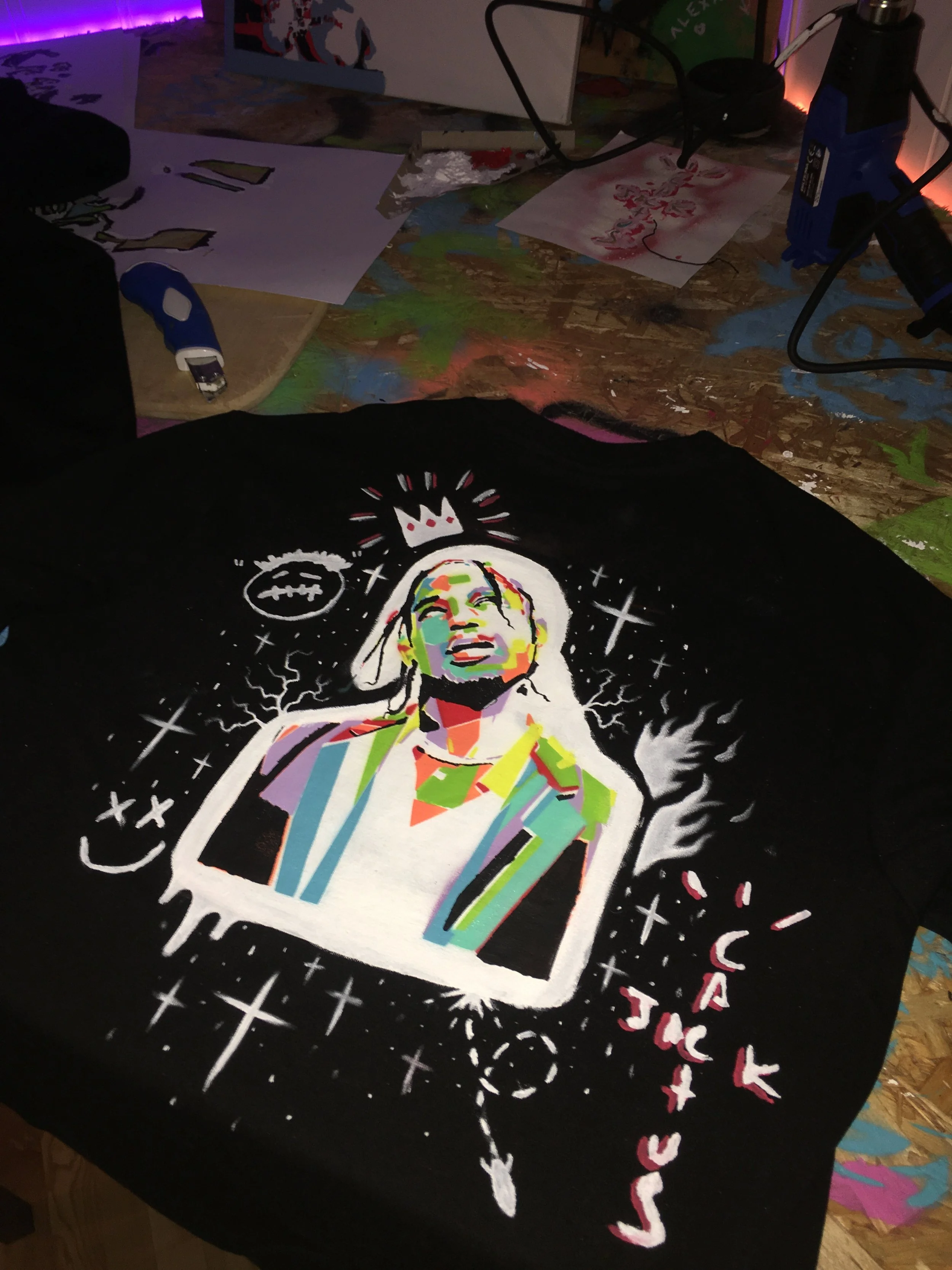 T-skjorte med fargerik tegning av en person med lukket øyne, omgitt av stjerner, lyn, en måne, og teksten "COOL KIDS".