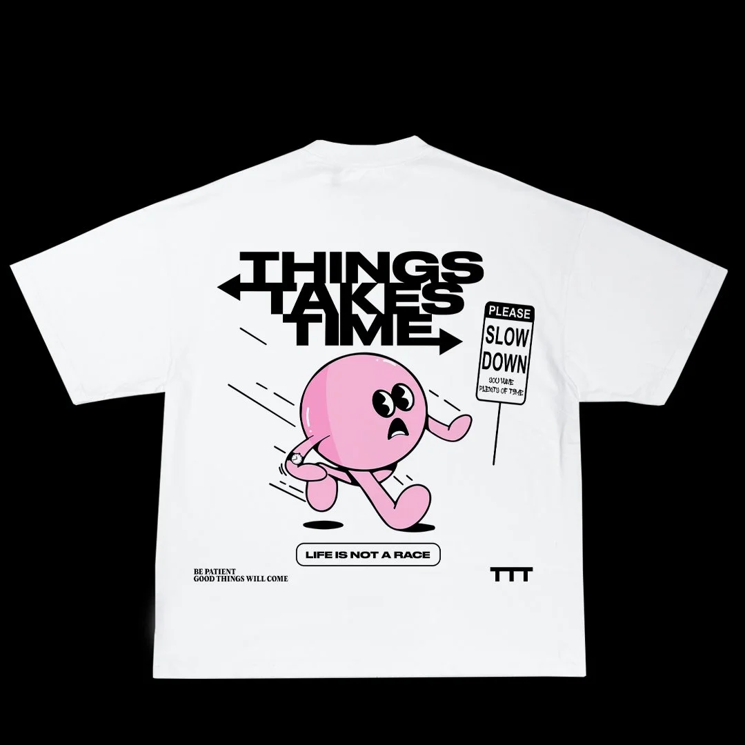 T-skjorte med grafikk av en rosa løpefigur som holder en pause skilt, med teksten 'THINGS TAKE TIME' og flere motiverende meldinger.