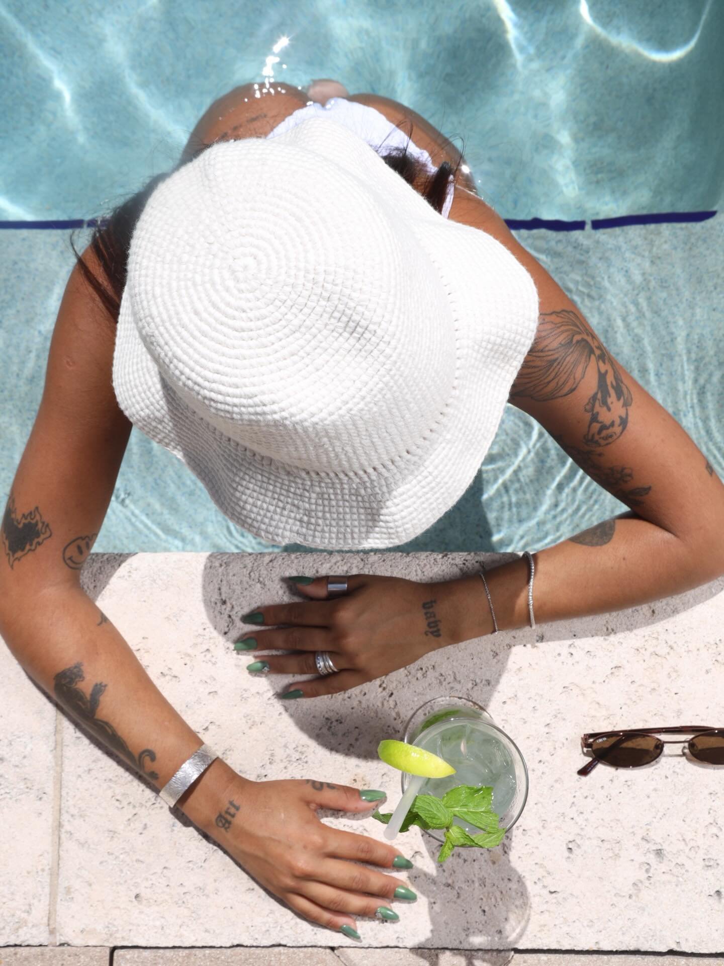 Drinks &amp; pool @honeysoncollins