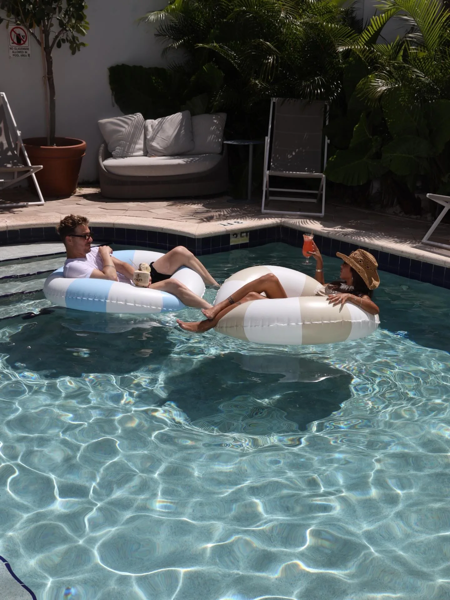 Happy hour &amp; pool 🍹