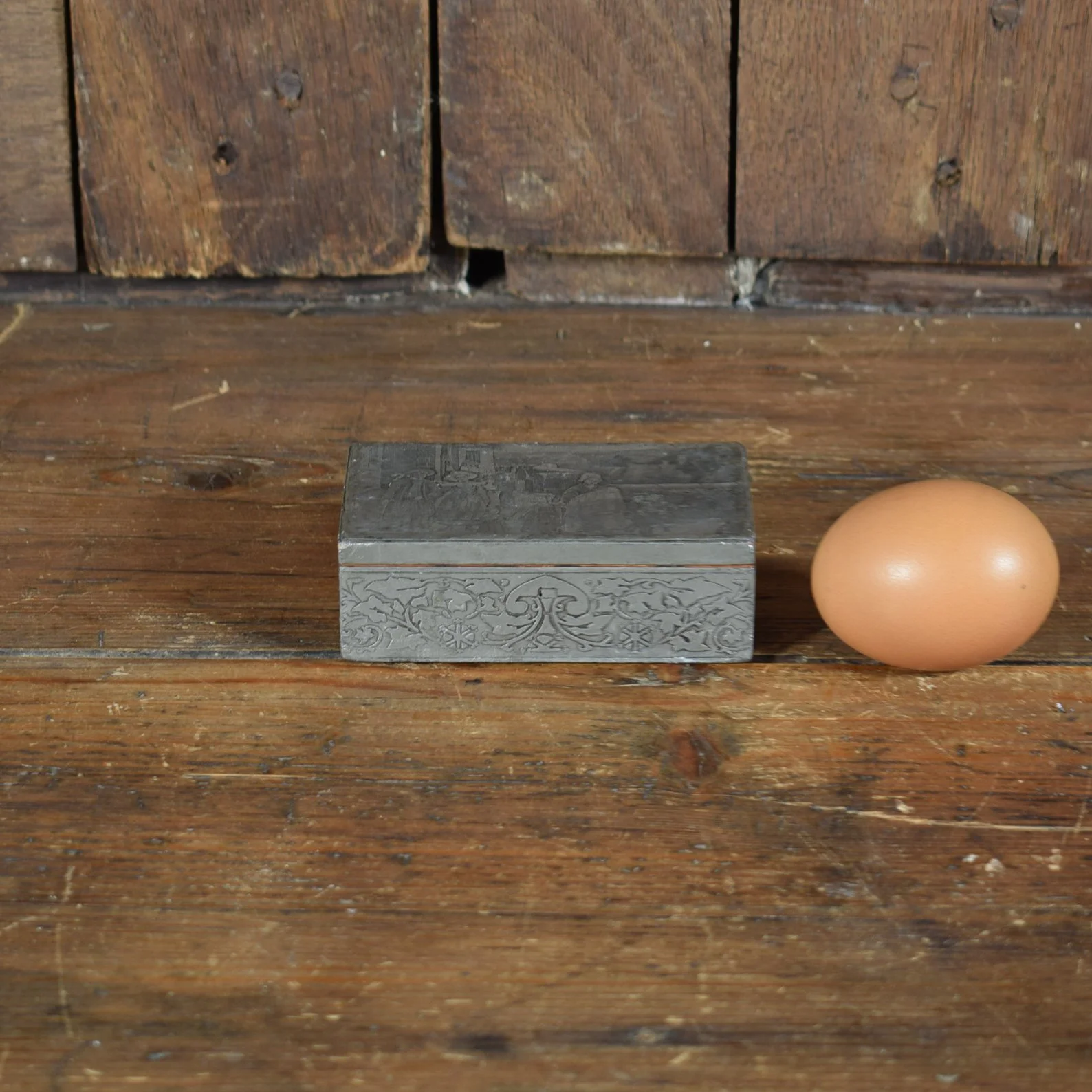 Boite métallique à motifs 2.jpg