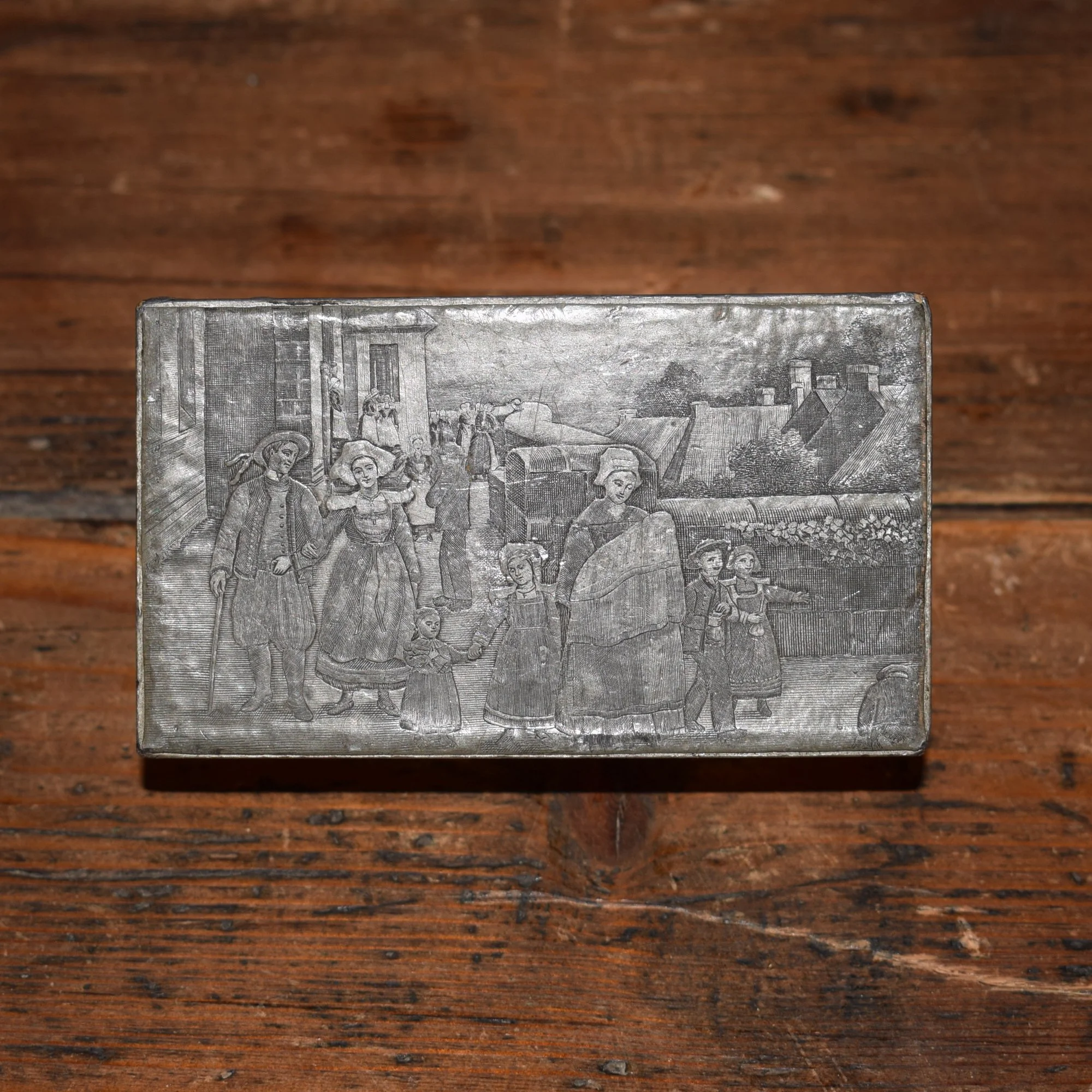 Boite métallique à motifs 4.jpg