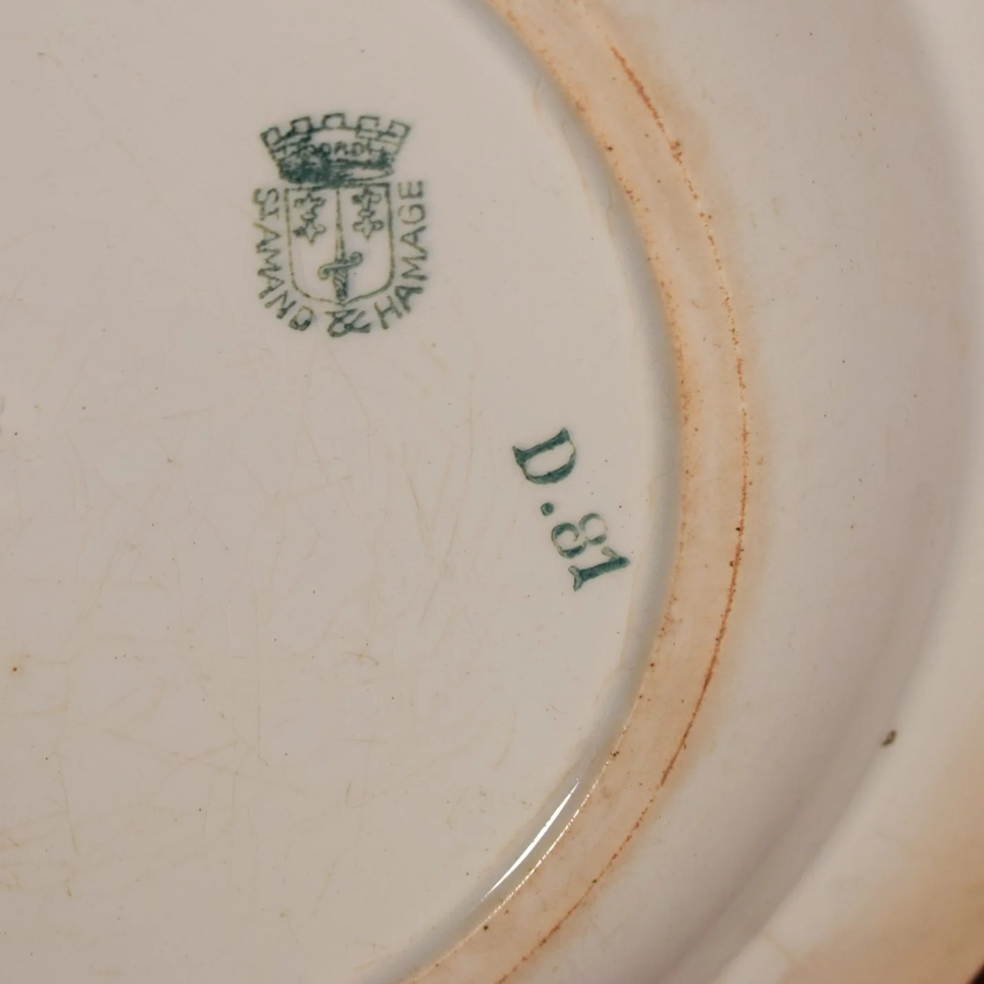 Assiette à motifs bleus et roses 5.jpg