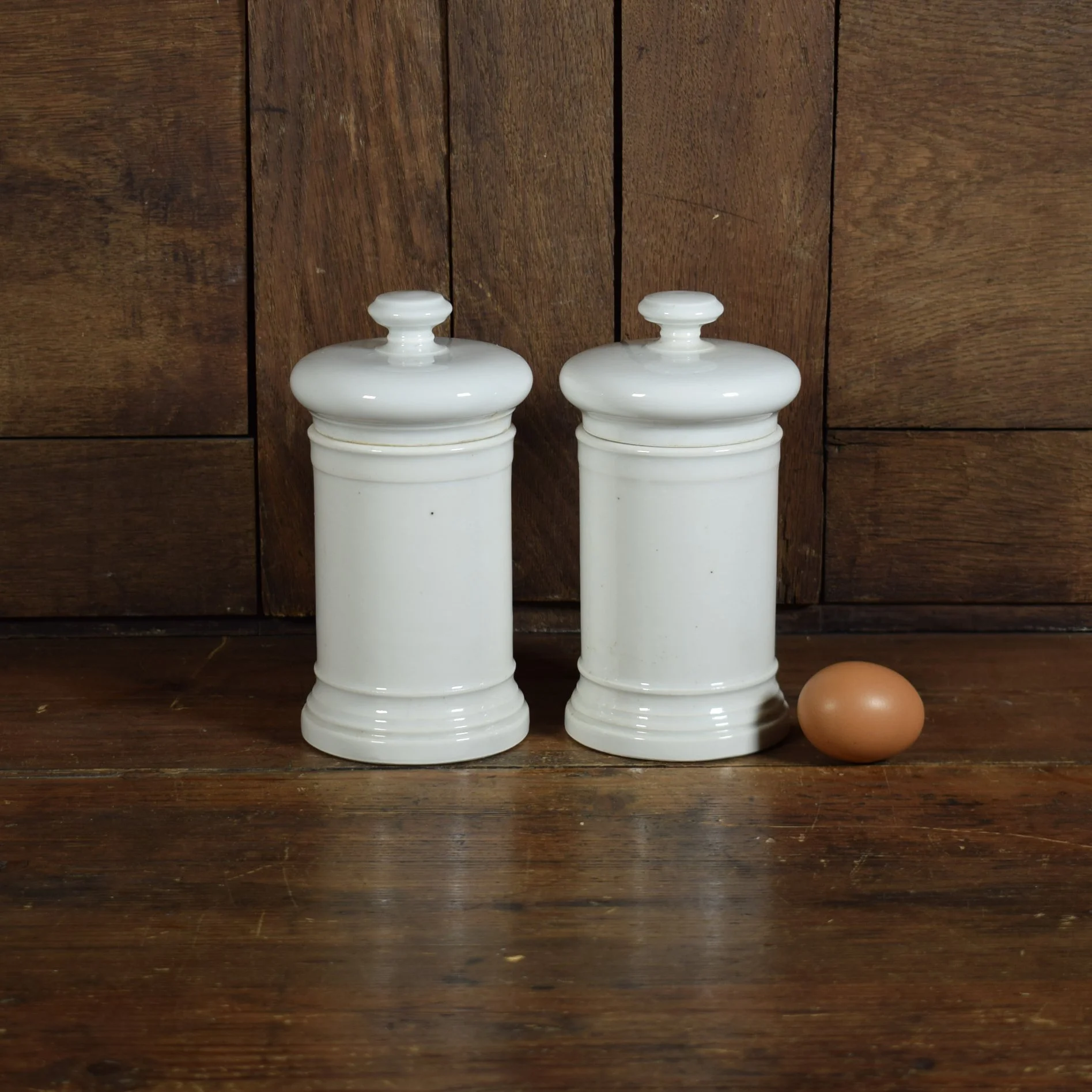 Deux pots d'apothicaires blancs 2.jpg