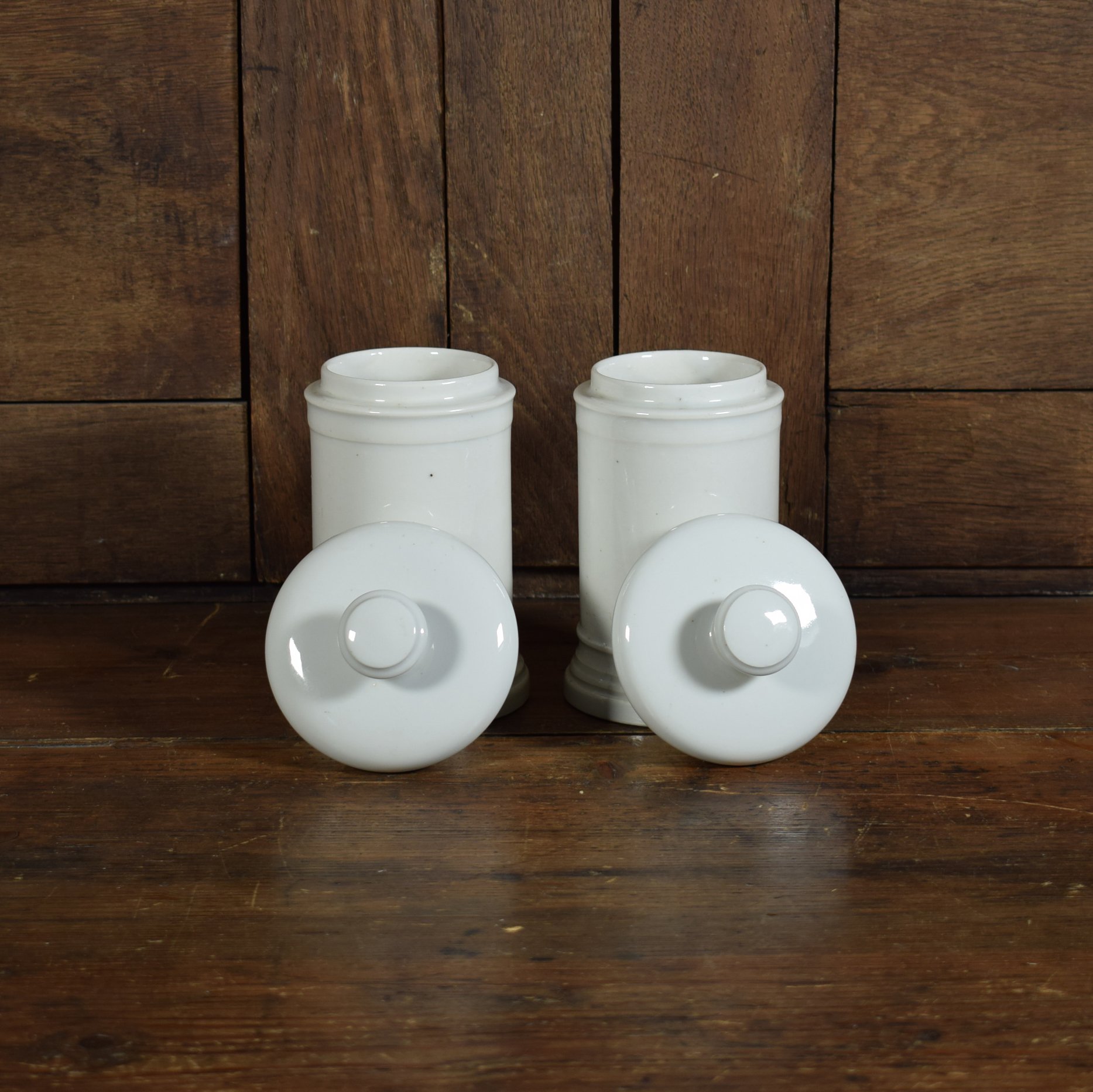 Deux pots d'apothicaires blancs 3.jpg