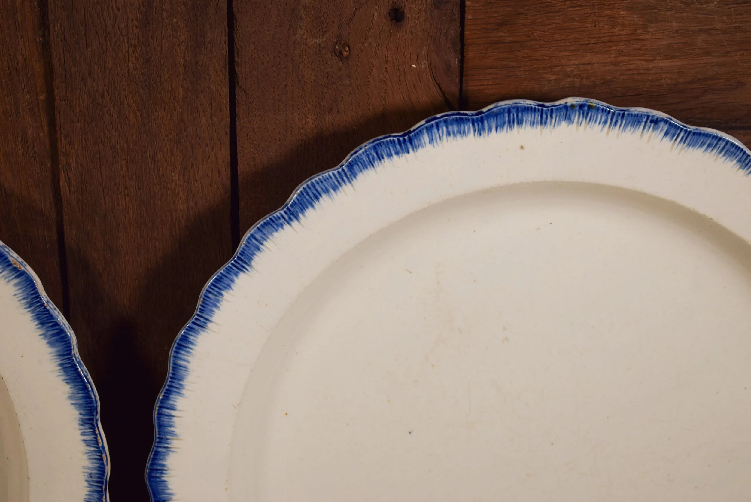 Deux grands plats à bords bleus 3.jpg