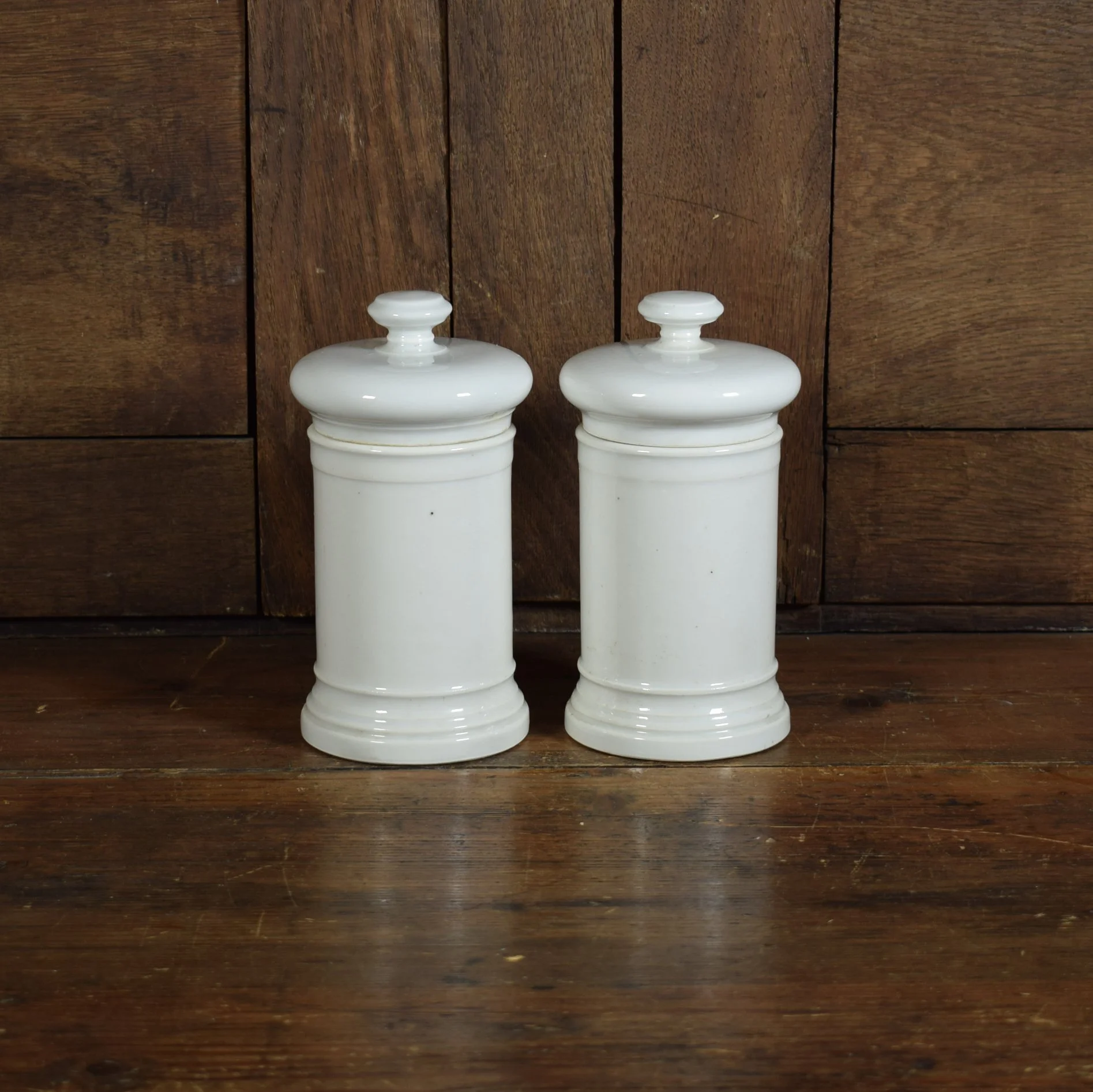 Deux pots d'apothicaires blancs 1.jpg