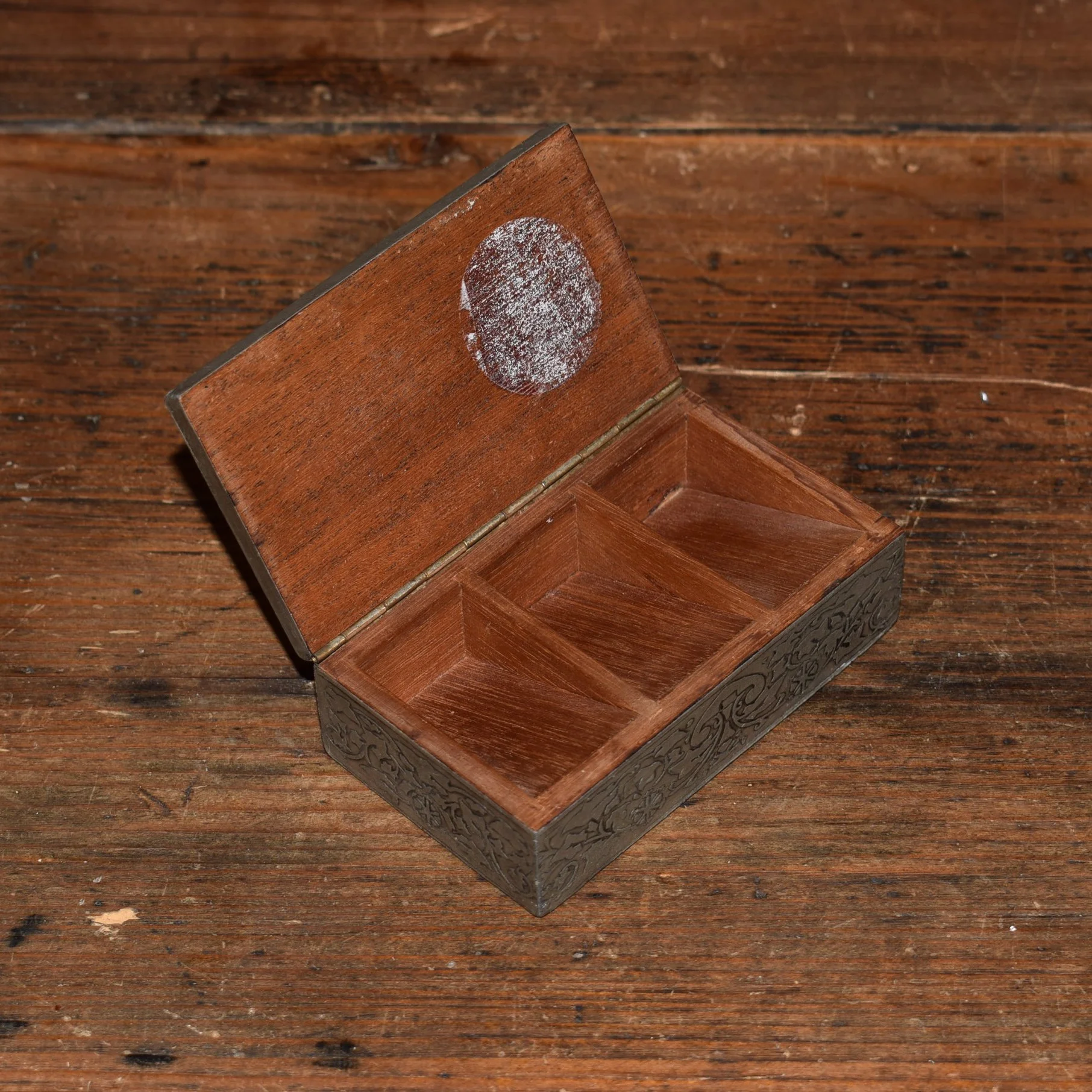 Boite métallique à motifs 6.jpg