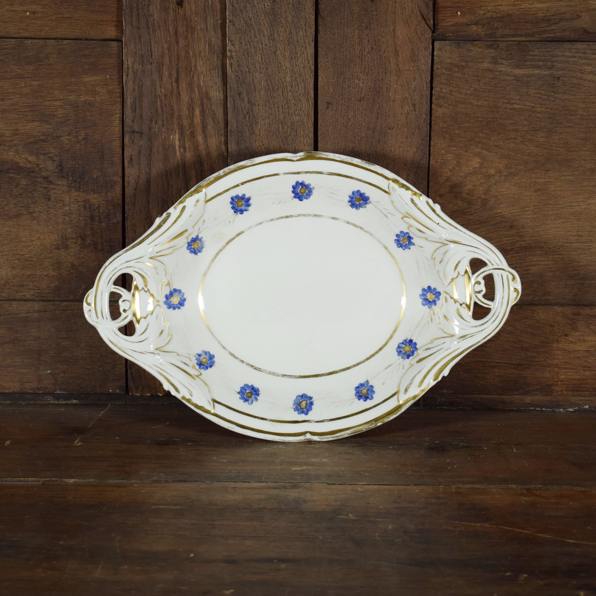 Grand plat à motifs en porcelaine