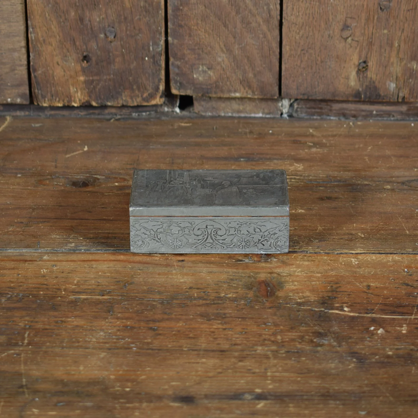 Petite boîte recouverte d'étain gravé