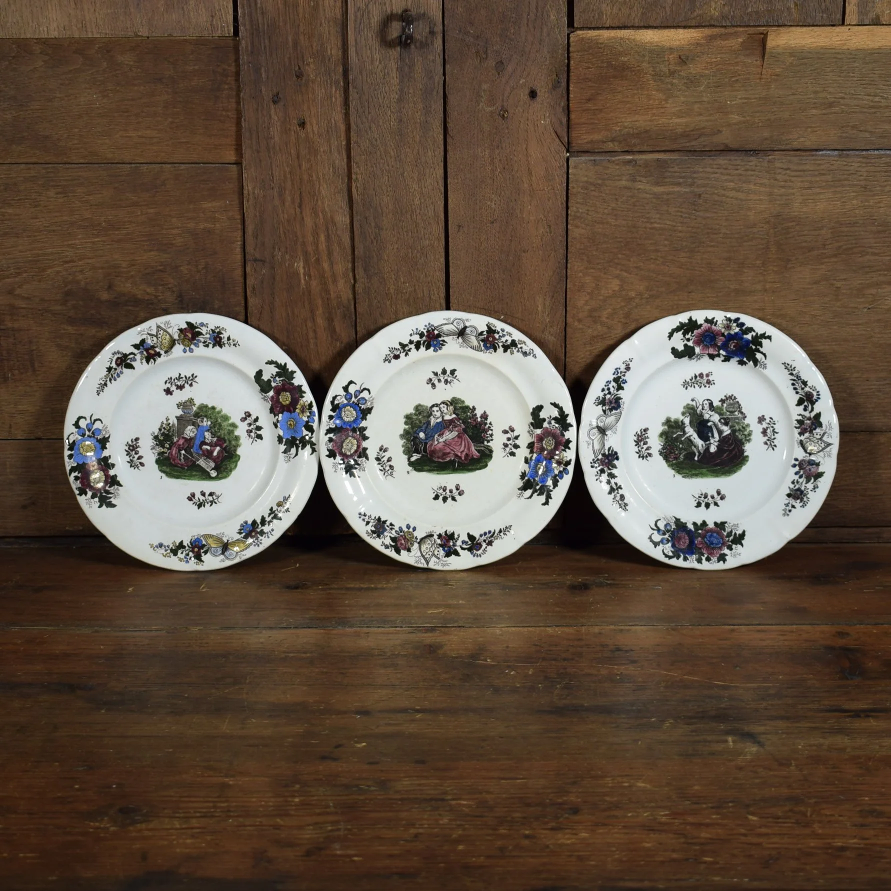 Trois assiettes décoratives en faïence