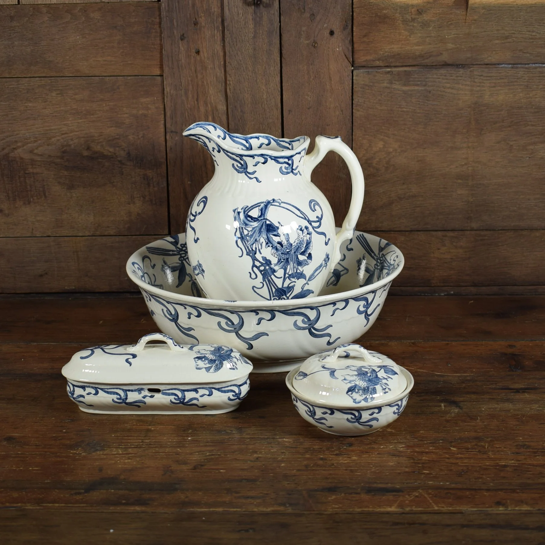 Service de toilette en faïence Lilium BFK