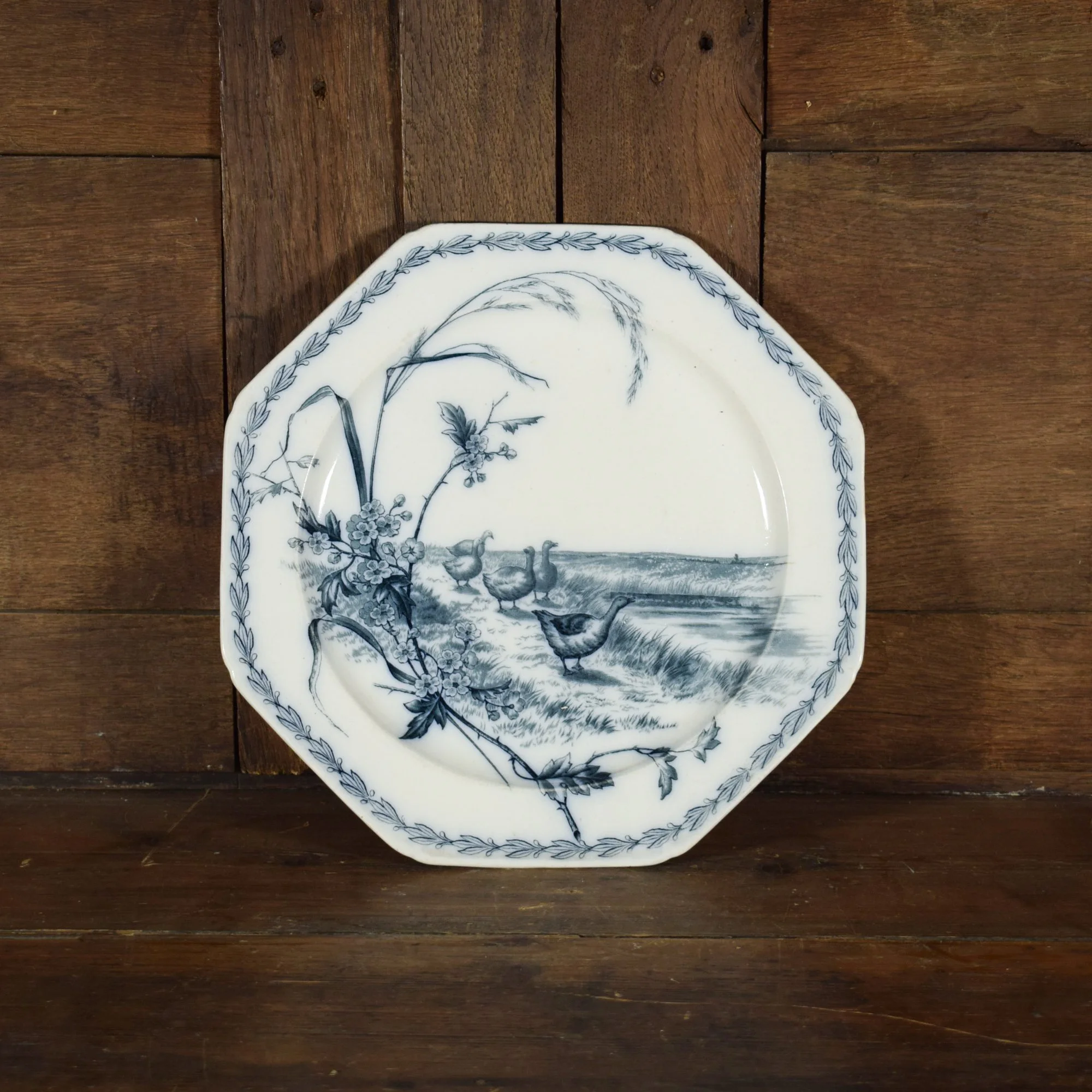 Grand plat en faïence à décor champêtre