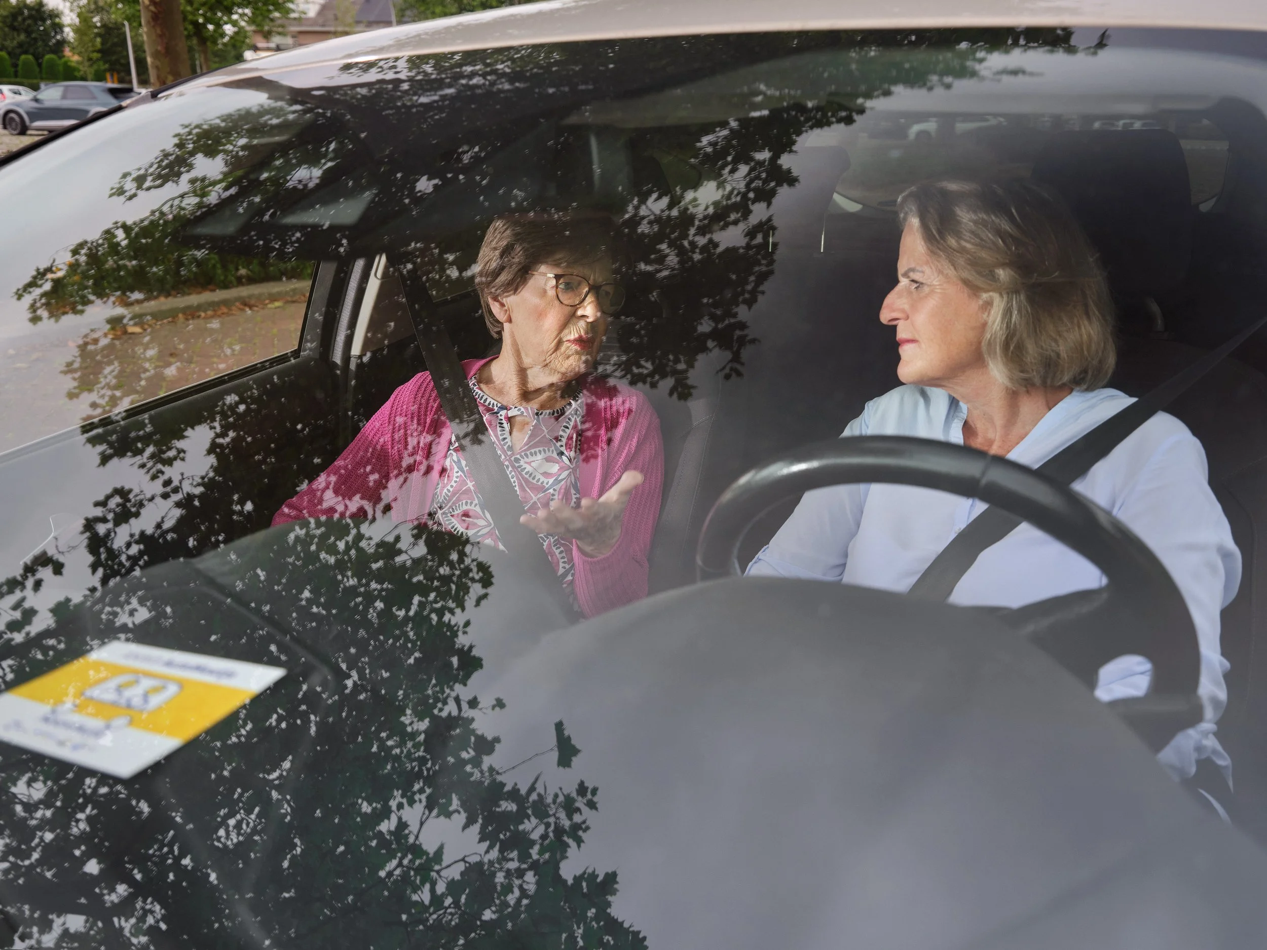 Automaatjes hebben een gezellig gesprek in de auto