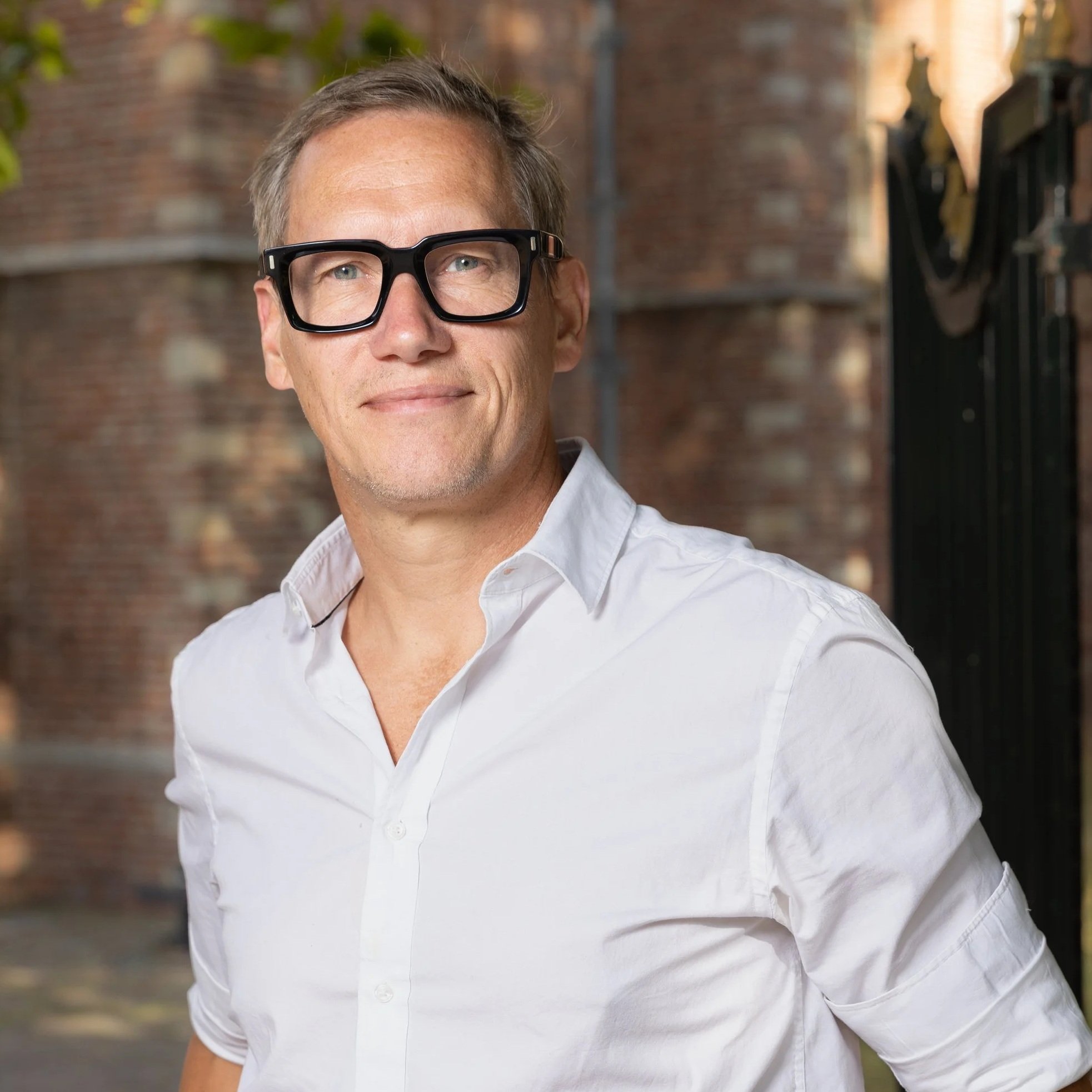 Portretfoto van Frank van den Berg in de straat