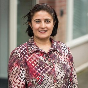 Portret van Hajera Omarzad in de straat