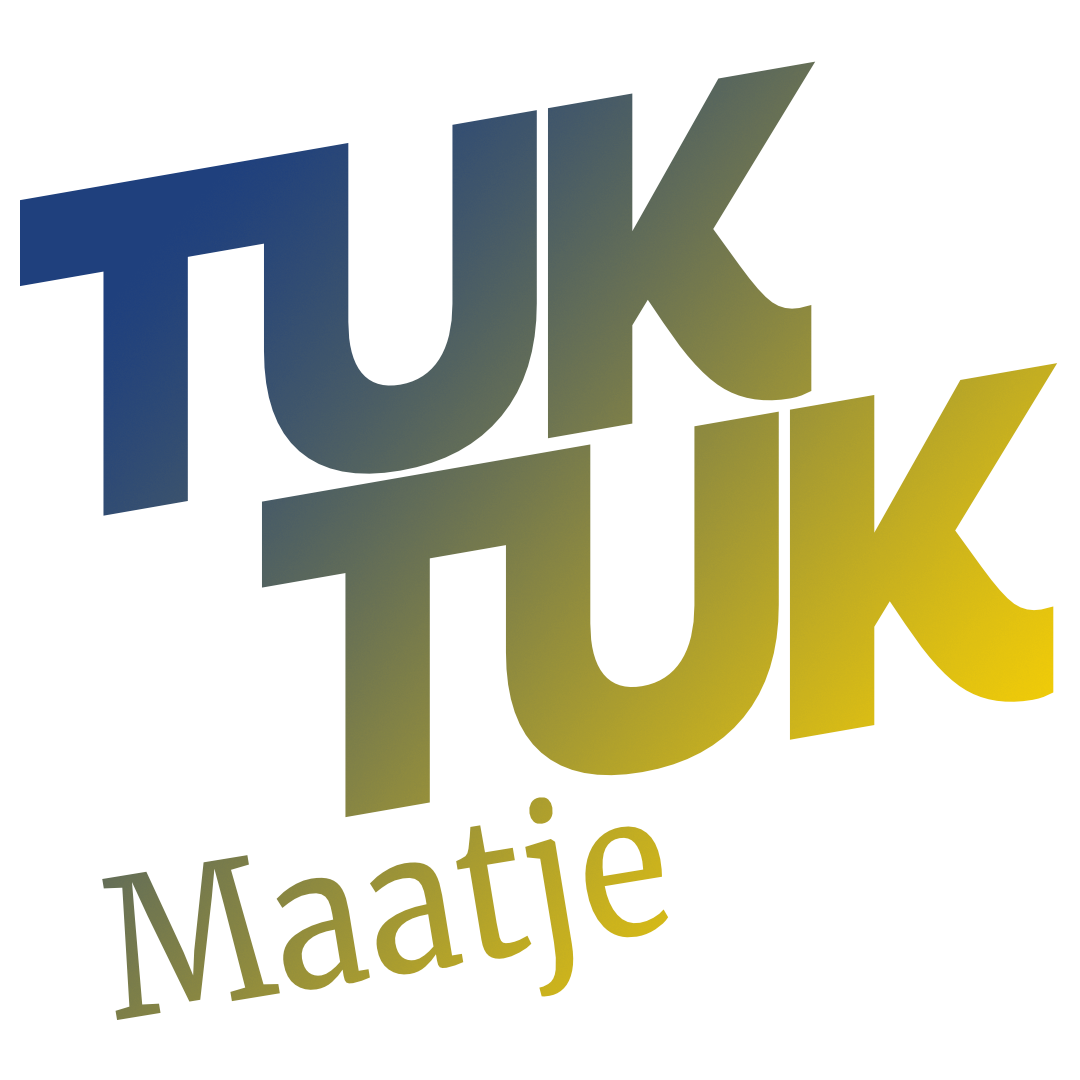 Tekst logo met de woorden 'TUK TUK' in grote letters, en onderin 'Maatje' in kleinere letters. De kleuren verlopen van blauw naar geel.