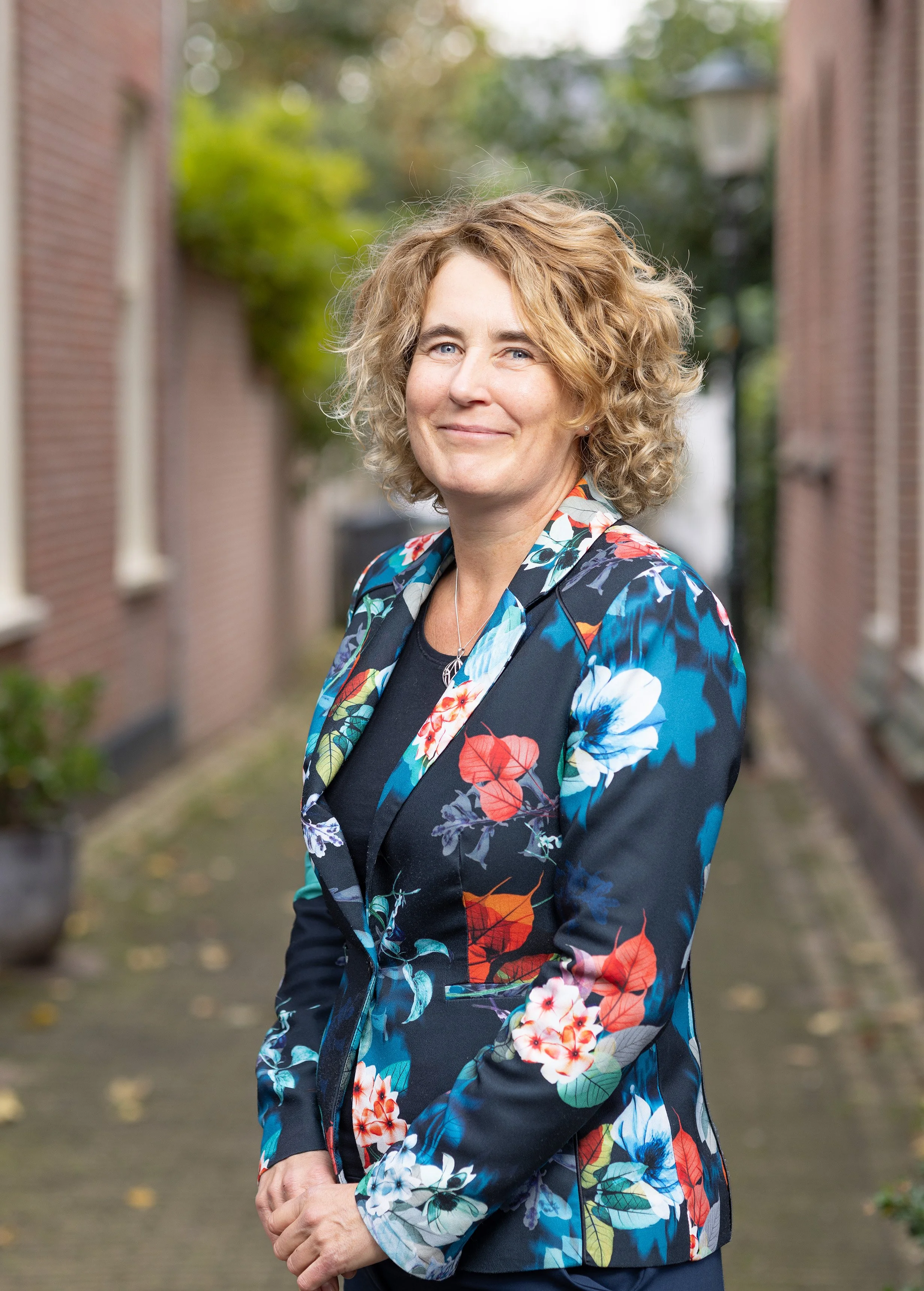 Portret van Hanneke Zandbergen in de straat