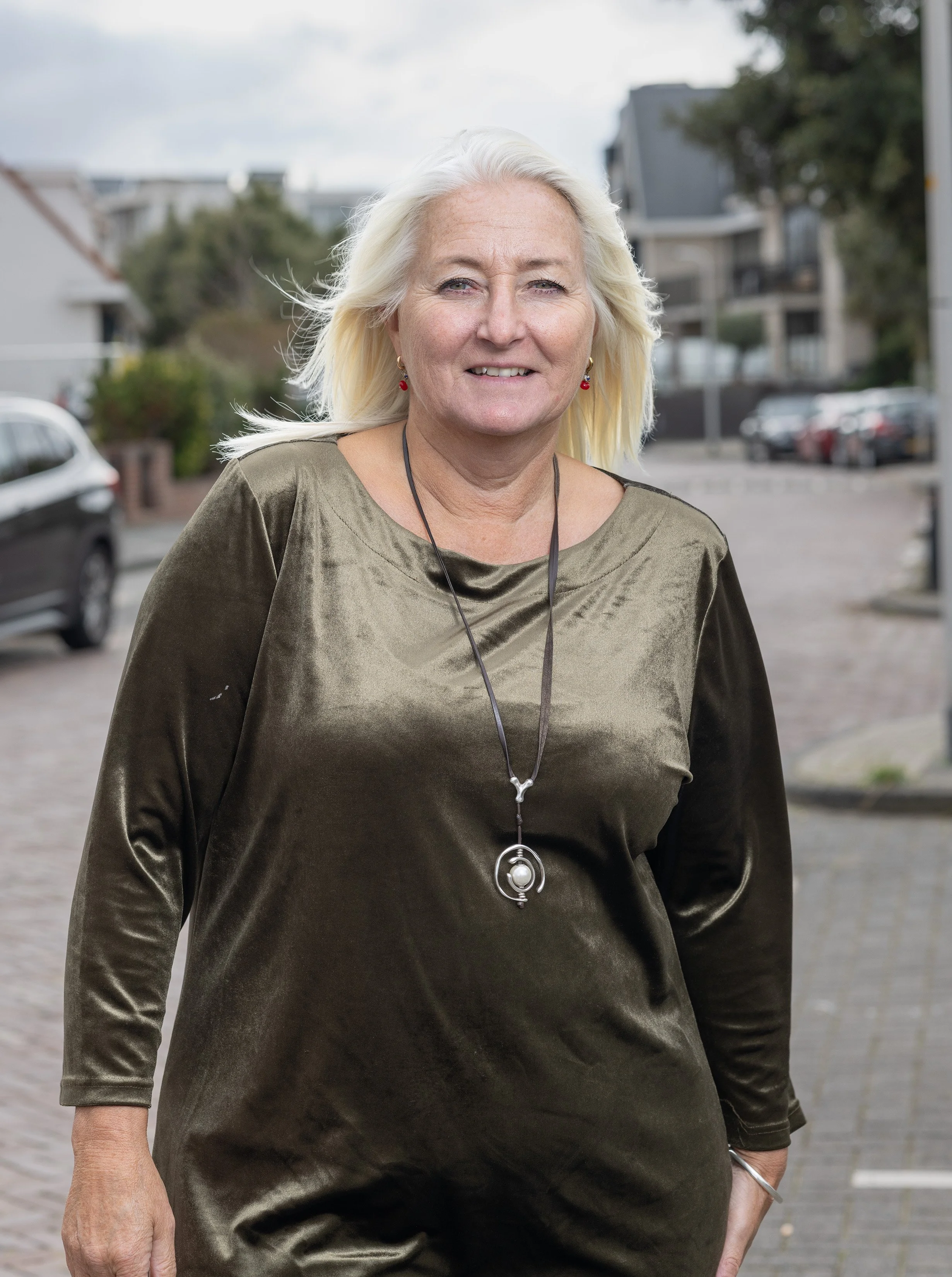 Portret van Carolien Jansen in de straat