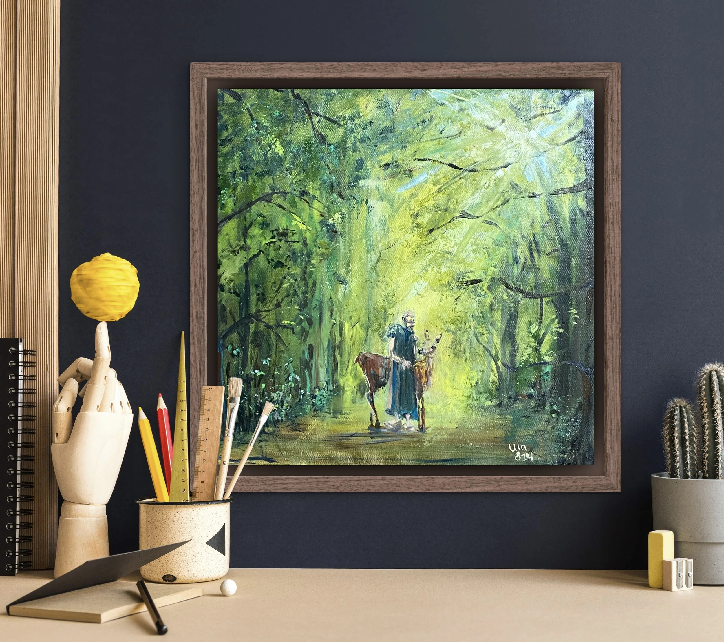 Ein Gemälde eines Spaziergängers mit einem Reh in einem grünen von Sonnenlicht durchfluteten Wald, signiert "Ula 2024".