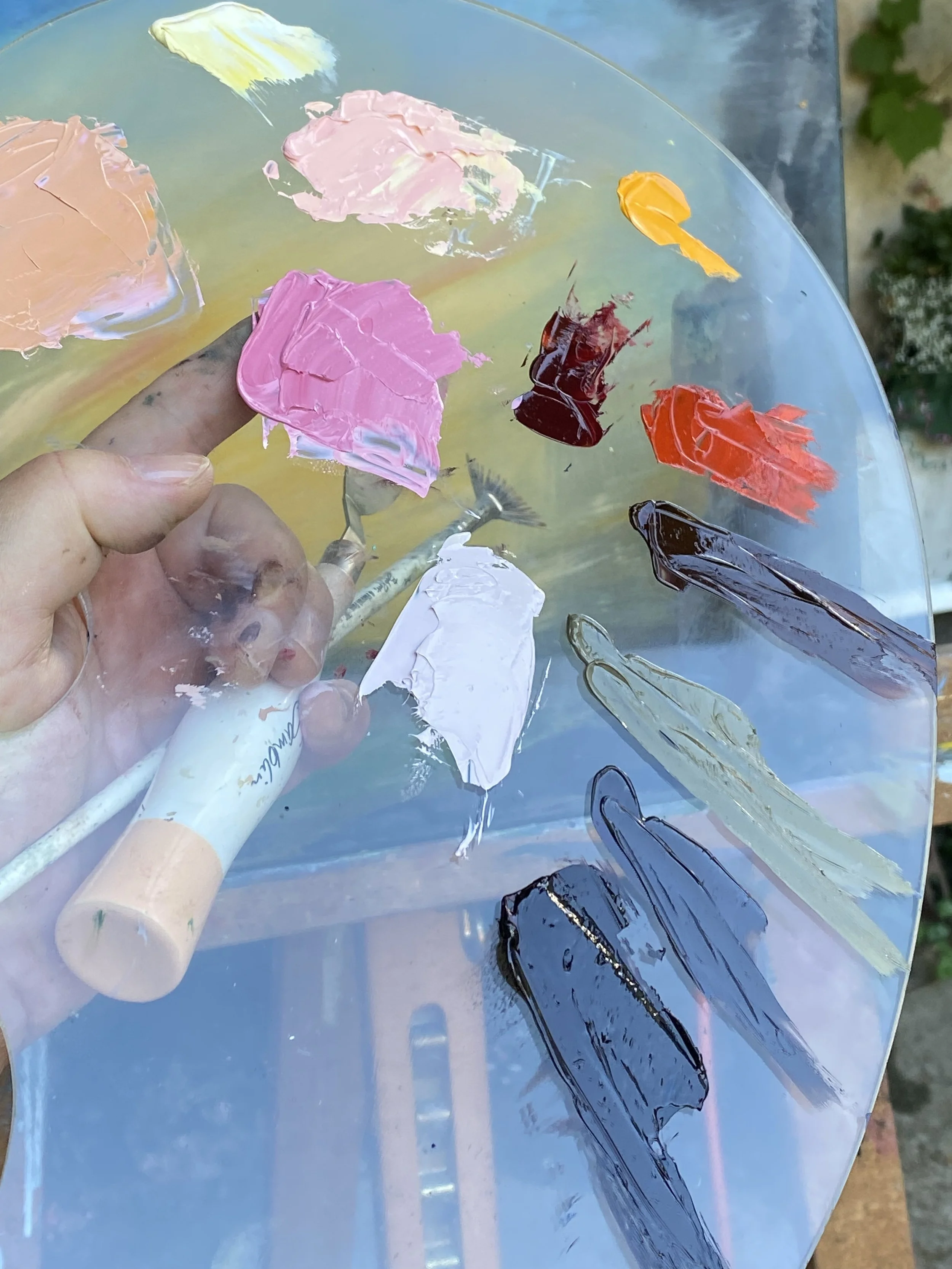 frisch gemischte Farben auf einer transparenten Palette