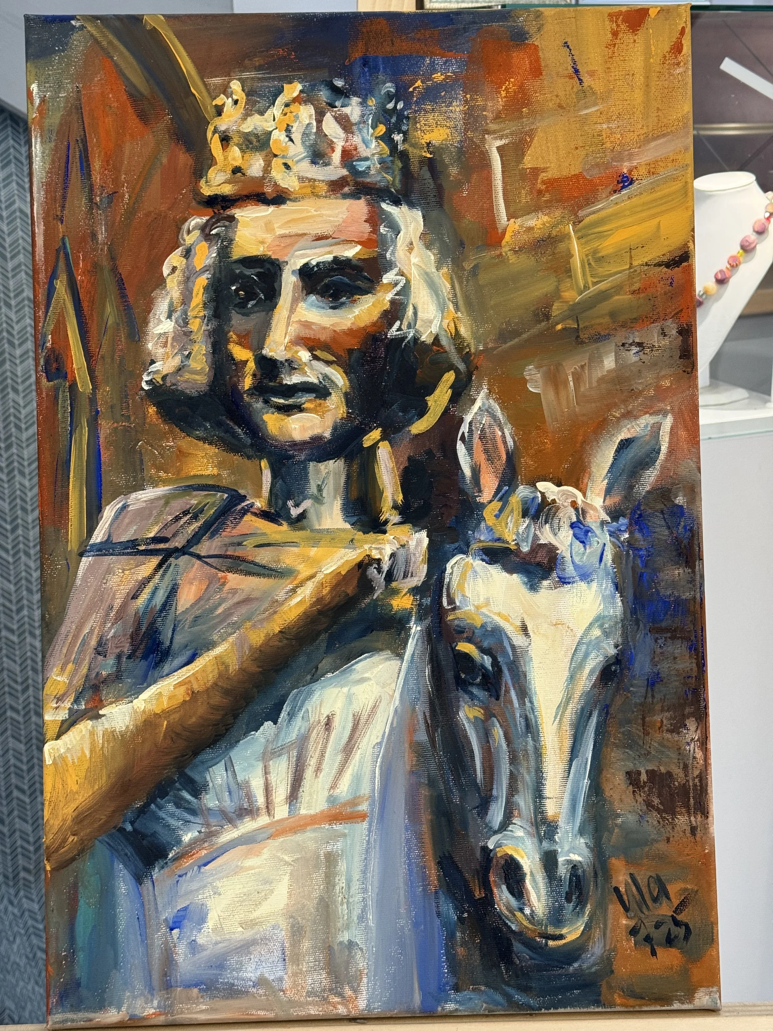 Expressives Gemälde eines weiblichen Kriegers mit einer Fackel, Reiter auf einem Pferd, im impressionistischen Stil, mit warmen Farben wie Orange, Gelb und Grau.