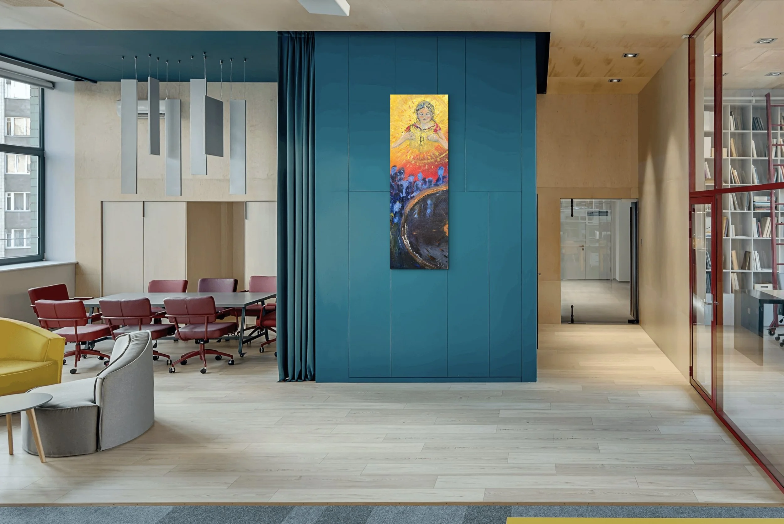Moderner, heller Raum mit Sitzgruppen, einem langen Tisch mit roten Stühlen, einem bunten Gemälde an einer blauen Wand und einem Bücherregal hinter einer roten Glaswand.