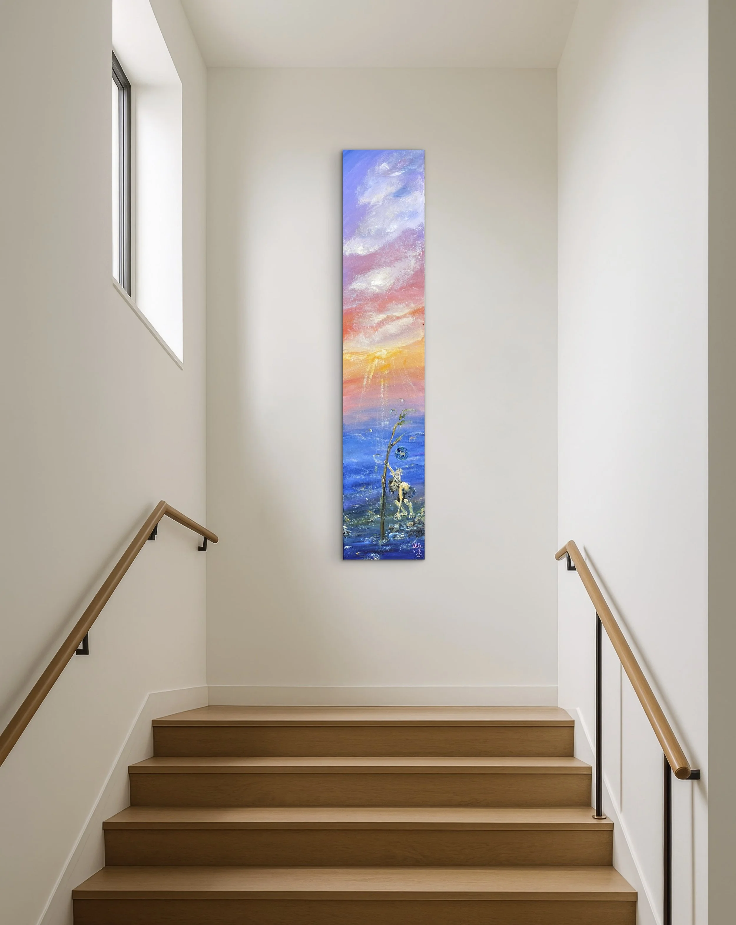 Blick auf einen Treppenabsatz mit einem vertikalen, bunten Gemälde an der Wand, daneben zwei kleine Fenster, Holzhandläufe auf beiden Seiten der Treppe.