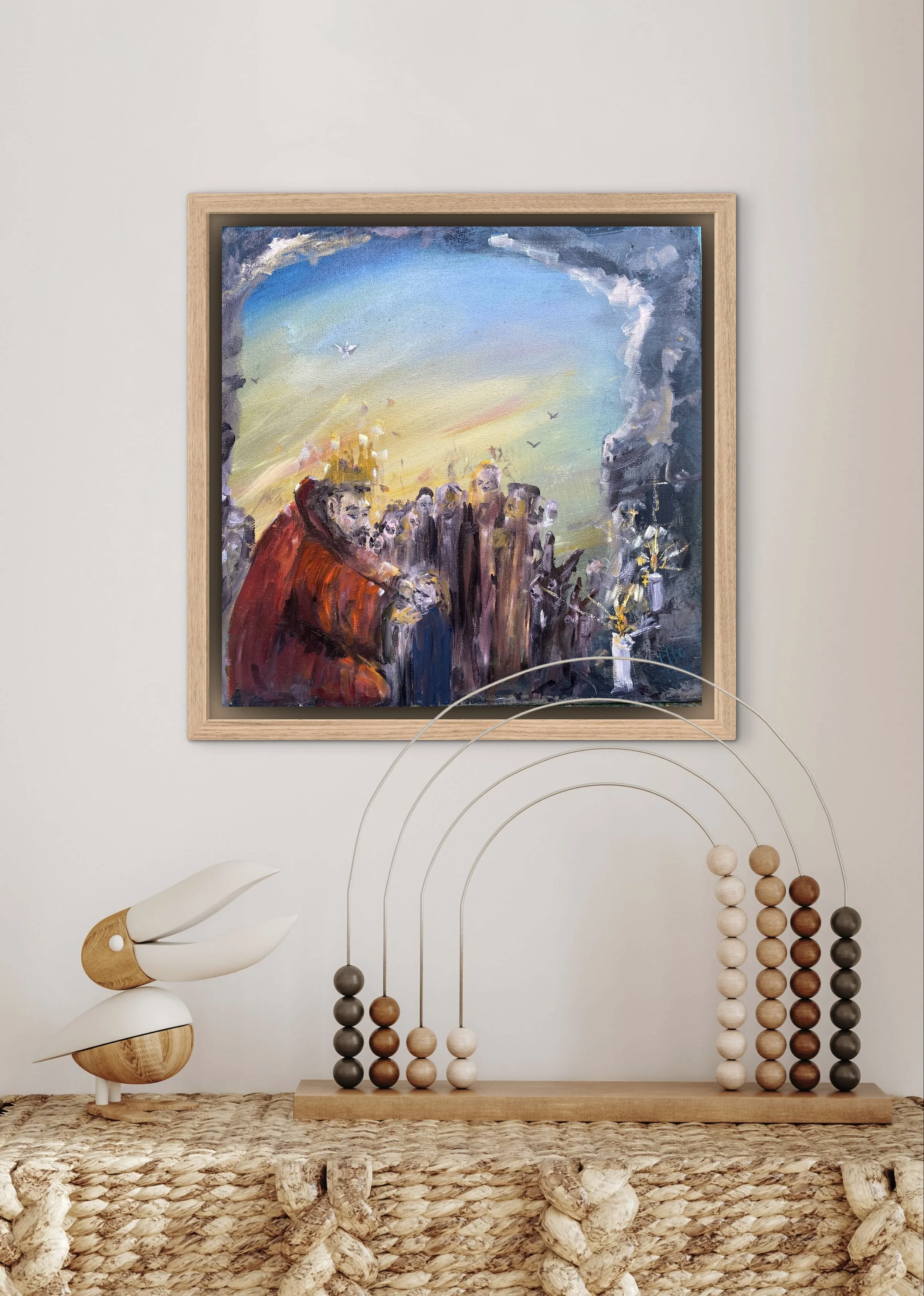 Ein Wandbild eines impressionistischen Gemäldes zeigt eine Gruppe von Menschen mit einer zentralen Figur in rotem Mantel, vor einem Himmel mit Wolken und fliegenden Vögeln, im Hintergrund. Darunter steht ein dekoratives Holz- und Papageien-Spielzeug auf einer Korbwaren-Oberfläche.