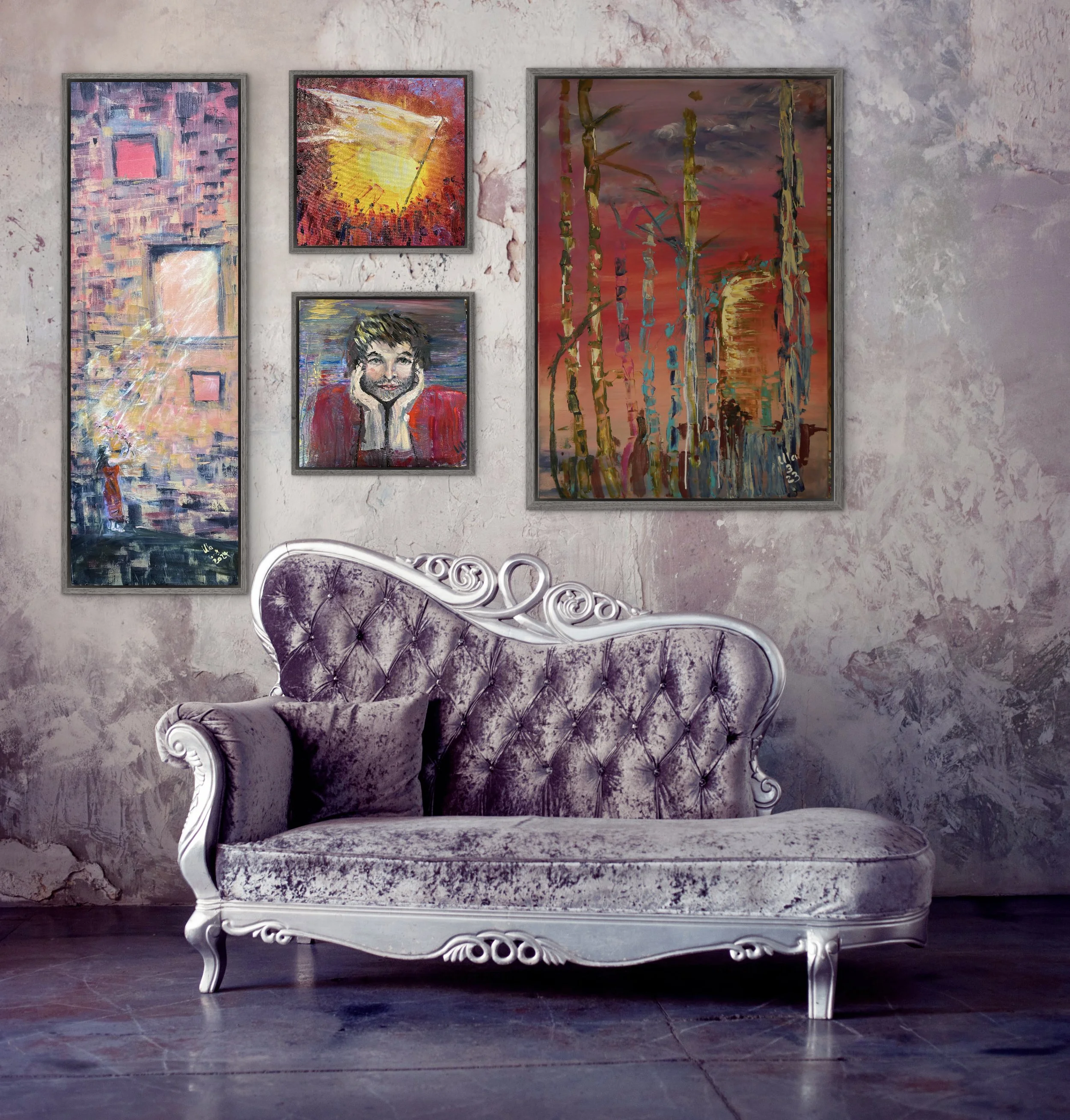 Ein viktorianisches Sofa in silberner Farbe mit Samtbezug und Kissen, vor einer Wand mit vier Kunstwerken, darunter abstrakte Gemälde und ein porträtartiges Bild, in einem Raum mit dunklem Boden.