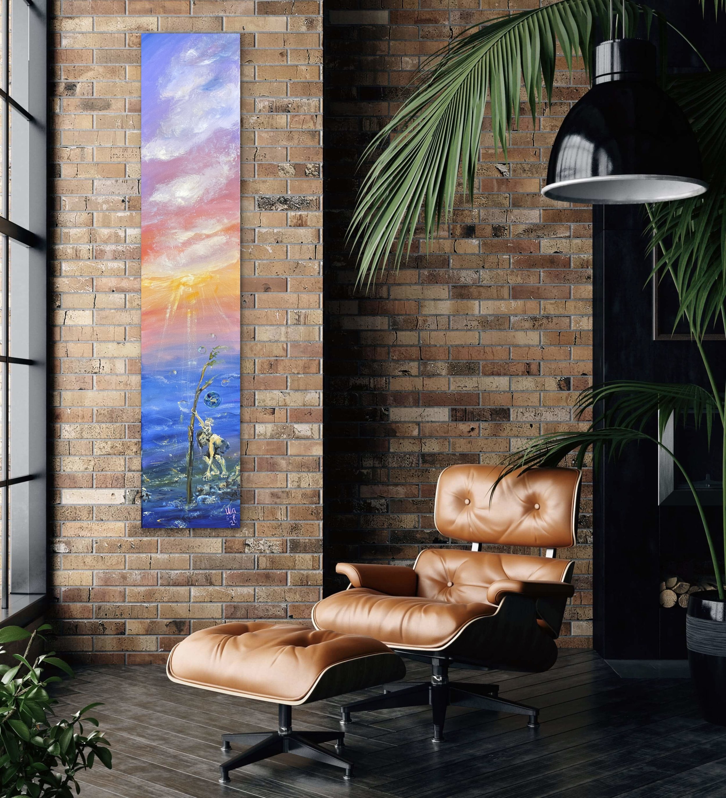 Modernes Interior mit einer braunen Rattan-gefütterten Eames-Lounge-Chair und Ottoman vor einer Backsteinwand. An der Wand hängt ein vertikales, farbenfrohes Kunstwerk. Große grüne Zimmerpflanzen und ein schwarzer Lampenschirm ergänzen die Szene.