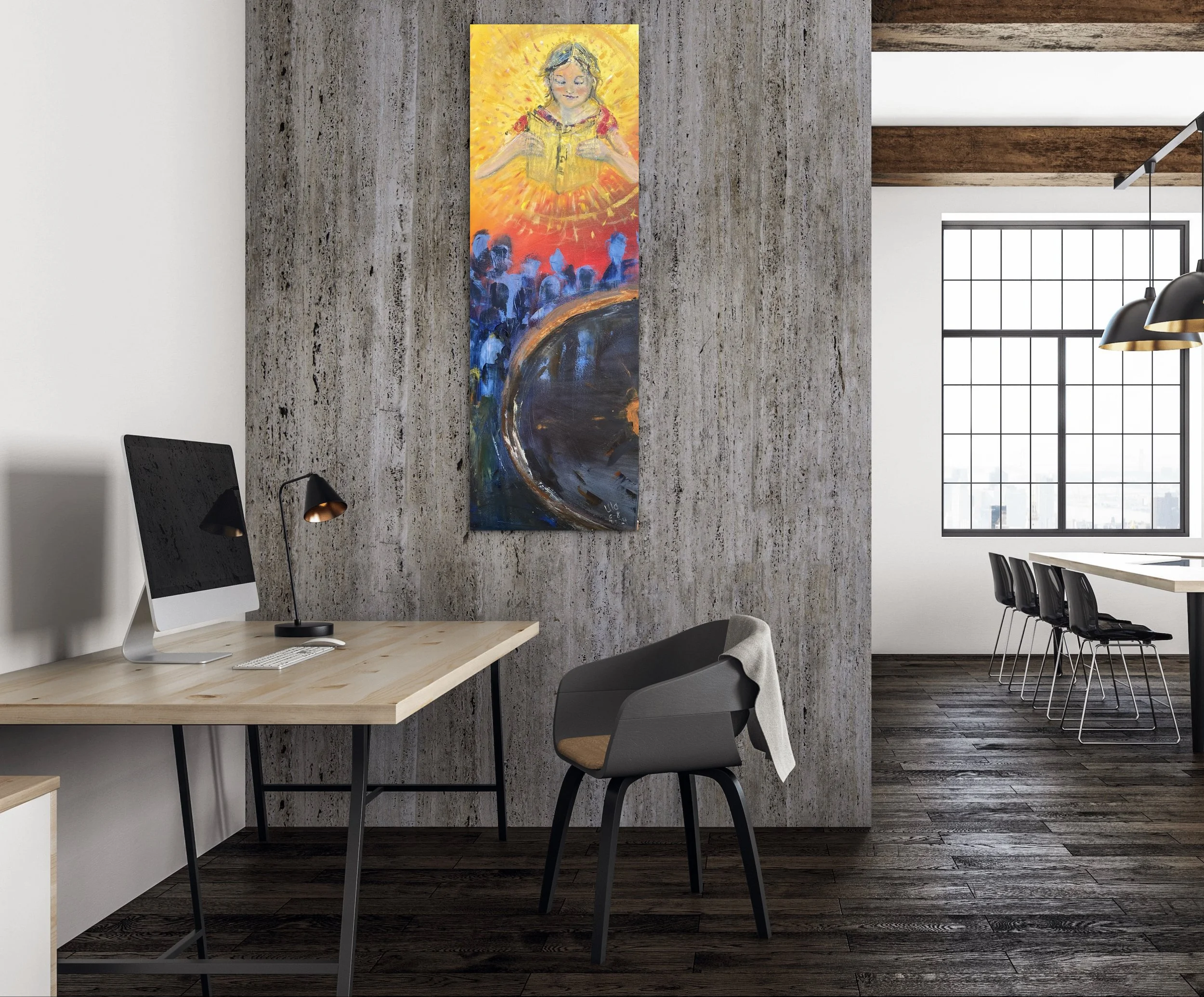 Innenansicht eines modernen Raums mit Schreibtisch, Computer, Stuhl, Wandkunst und großen Fenstern.