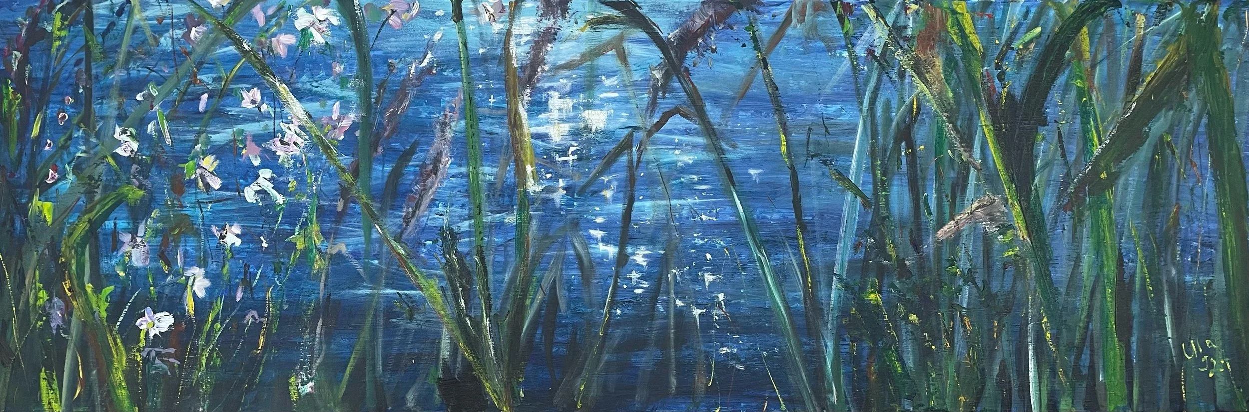 Gemälde einer Wasserlandschaft mit hohen Gräsern, Wasser und spiegelnder Oberfläche, in Blautönen mit grünen und weißen Akzenten.