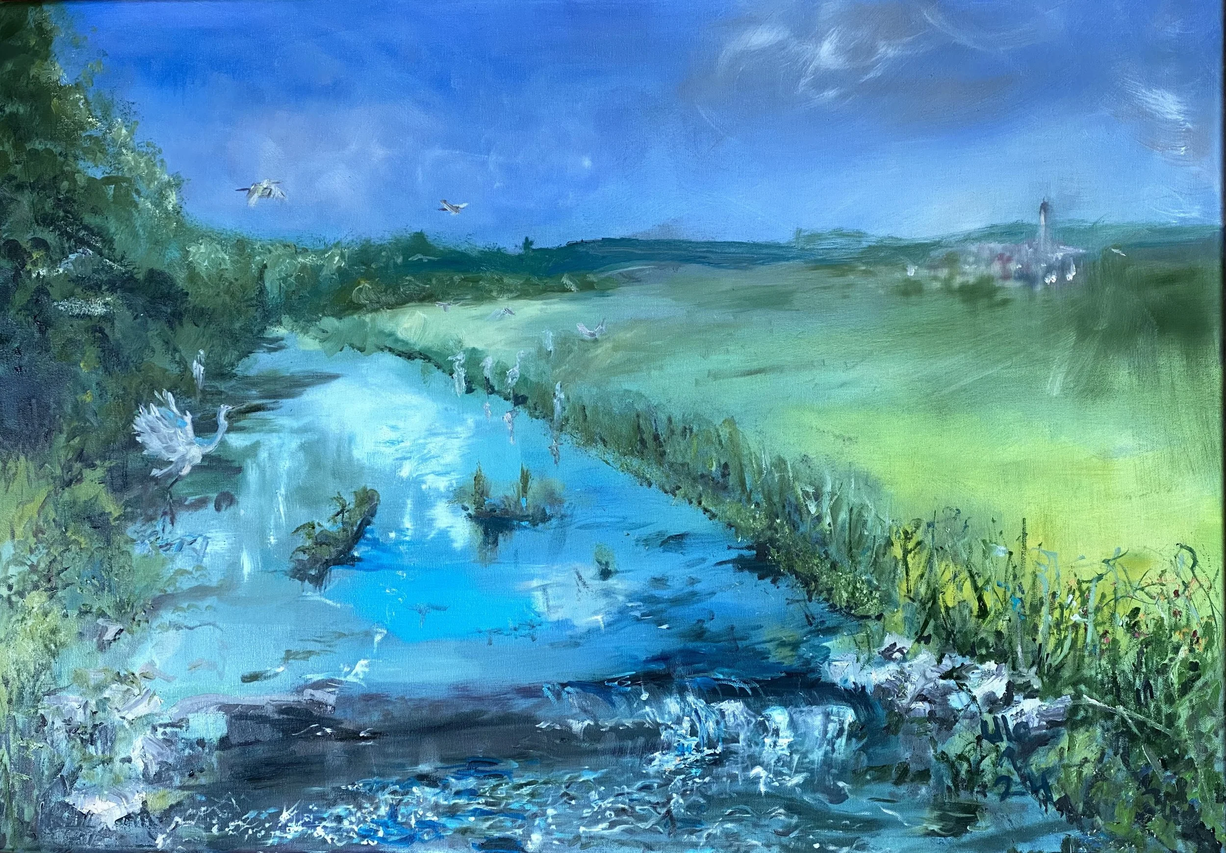 Aquarellbild einer Flusslandschaft mit grünen Feldern, Bäumen und Vögeln im Himmel.
