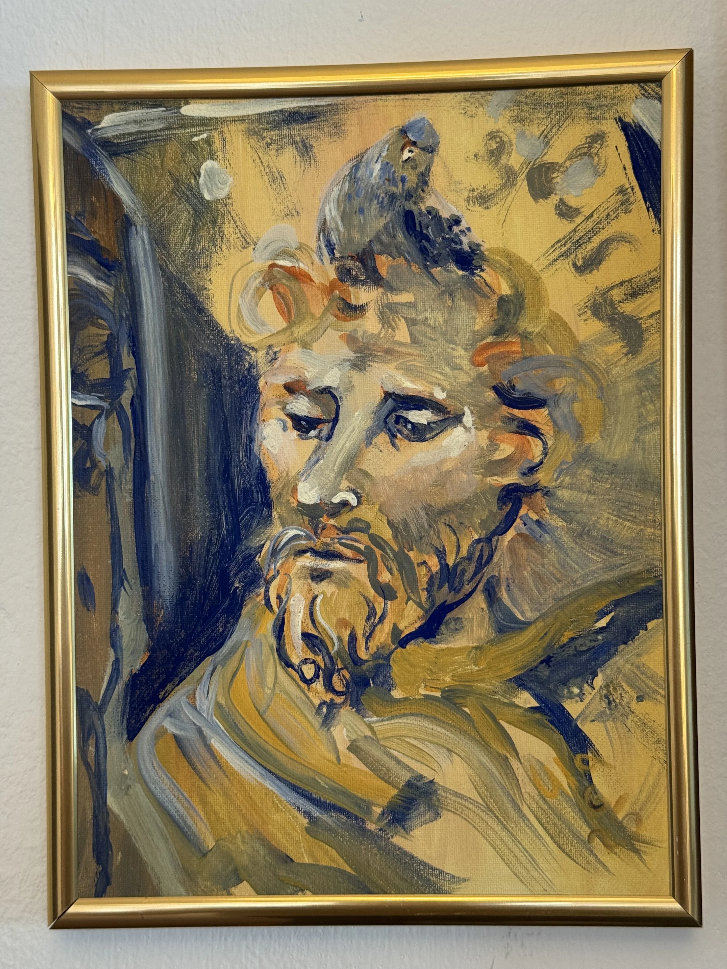 Ein Gemälde eines Mannes mit Bart und langen Haaren, in warmen Erdtönen, mit einem Vogel auf seinem Kopf, stilisiert und abstrakt dargestellt.