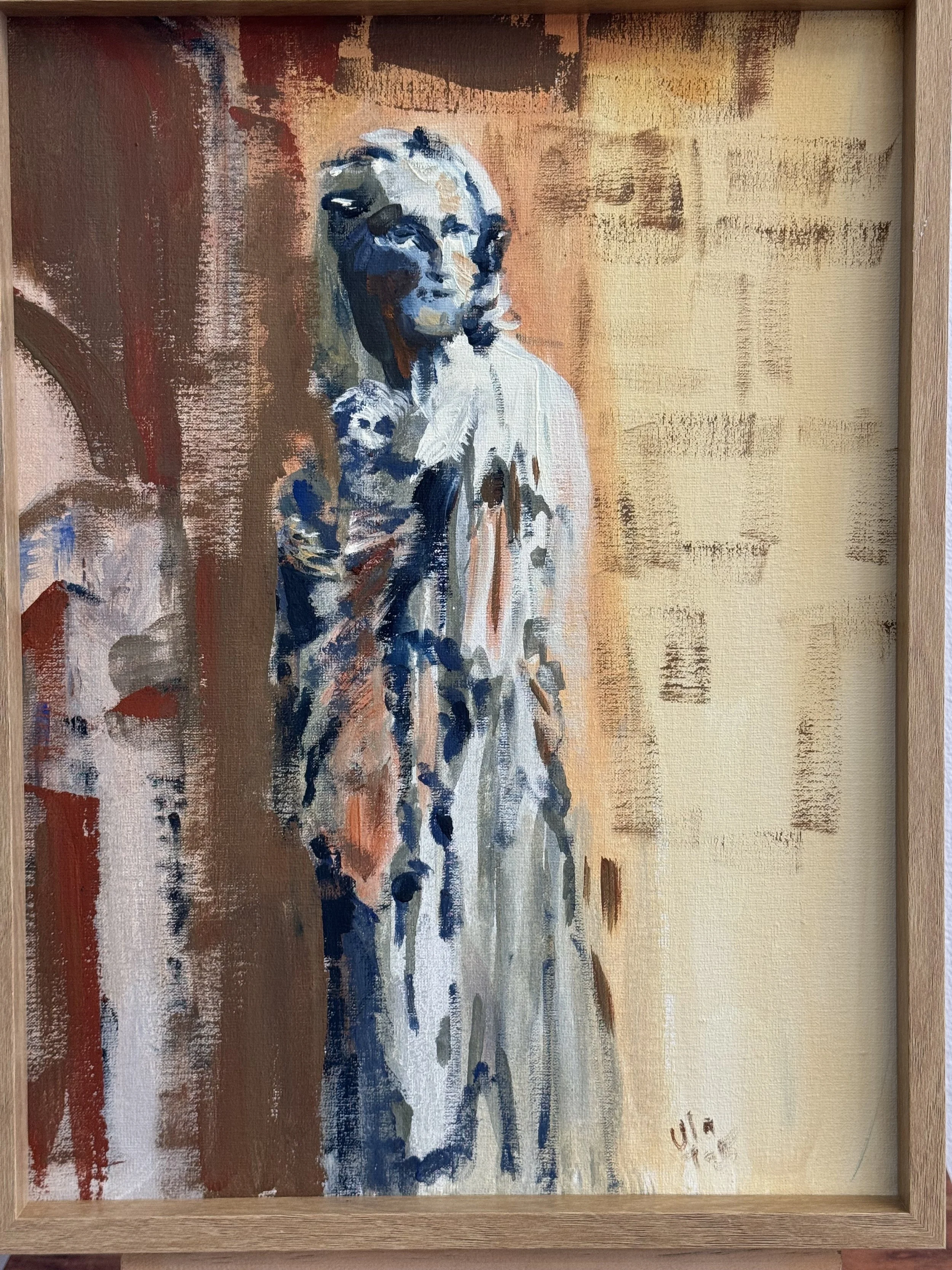 Abstraktes Gemälde einer weiblichen Figur, einer Skulptur vor einem Hintergrund in dunklen und hellen warmen Farbtönen, in einem Holzrahmen.