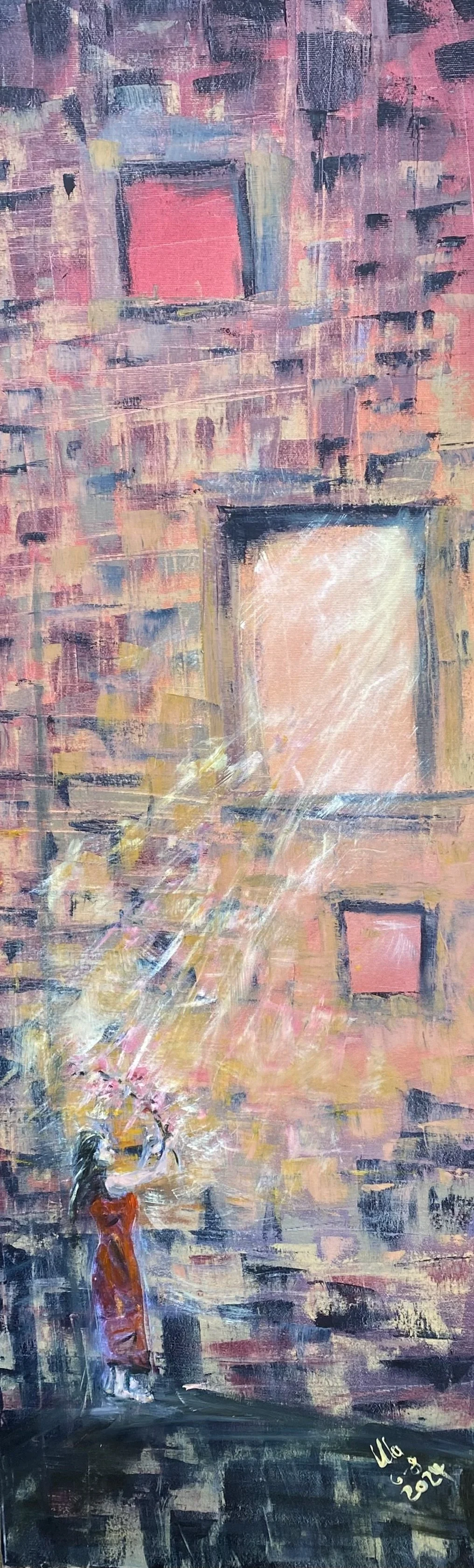 Eine abstrakte Malerei, die eine Frau in einem roten Kleid zeigt, die vor einer Wand mit mehreren Fenstern steht. Die Farbpalette besteht aus Pastellfarben mit Pink-, Blau- und Gelbtönen.